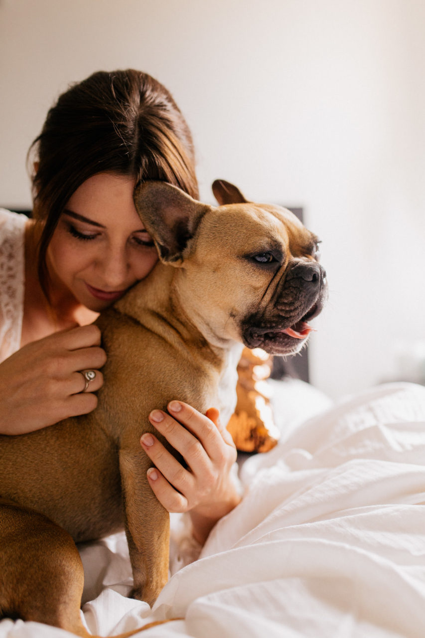 Braut Boudoir Session Fotografie mit Hund French Bulldog Frenchie Hochzeitsfotografie Brautrobe Lunga Sina Fischer