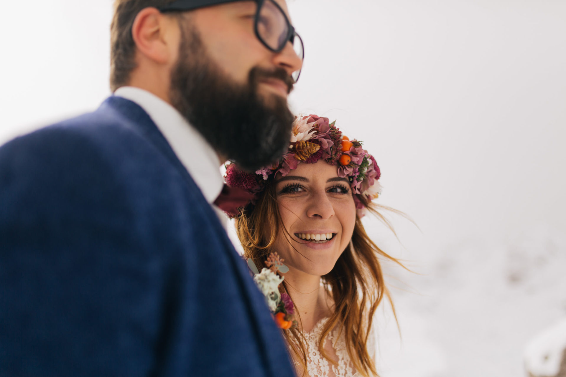 Hochzeitsfotograf Innsbruck Österreich Hochzeit Berge Inspiration Blumenkranz Hochzeitsflorist