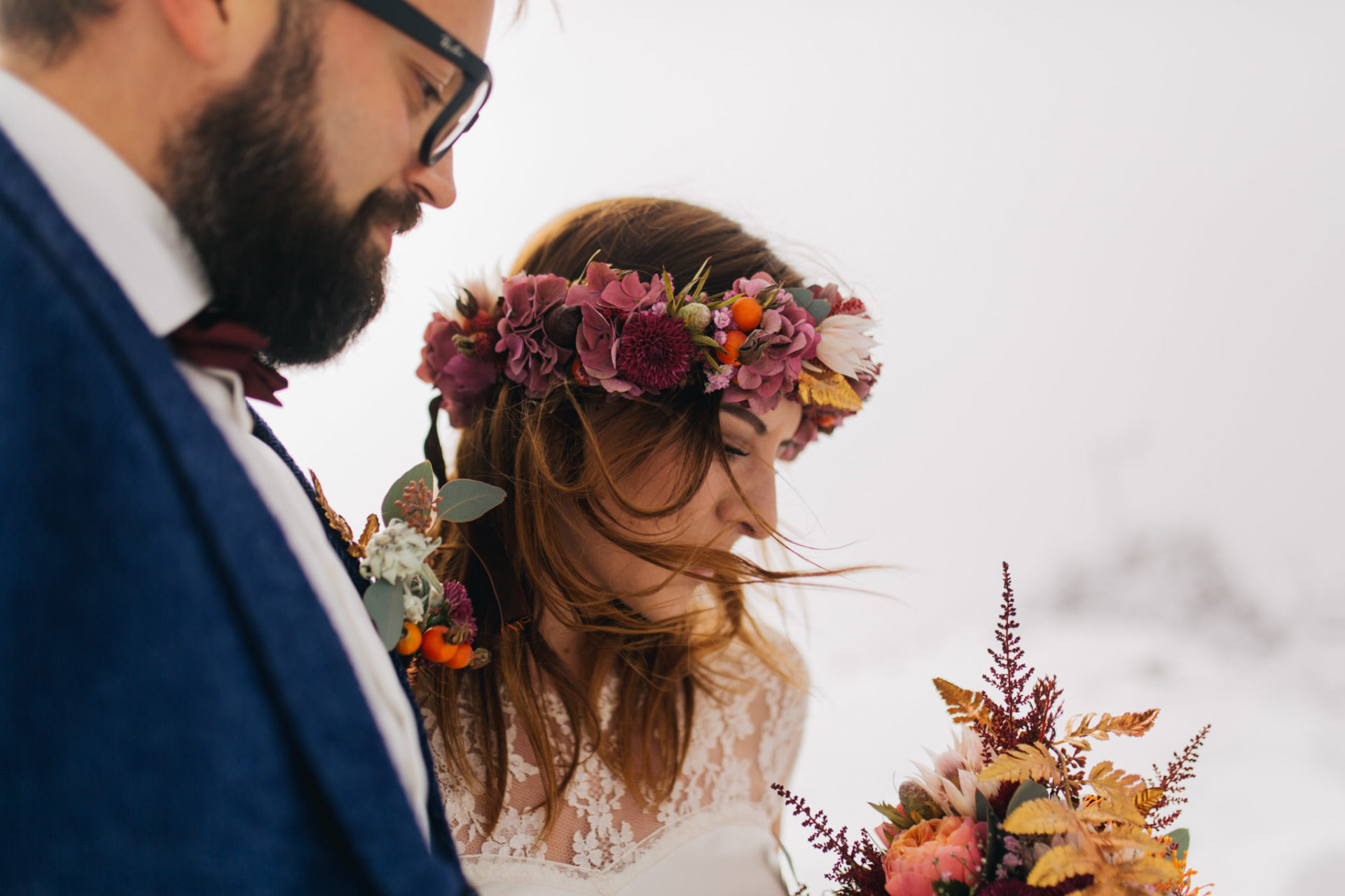 Hochzeitsfotograf Innsbruck Österreich Hochzeit Berge Inspiration Blumenkranz Hochzeitsflorist