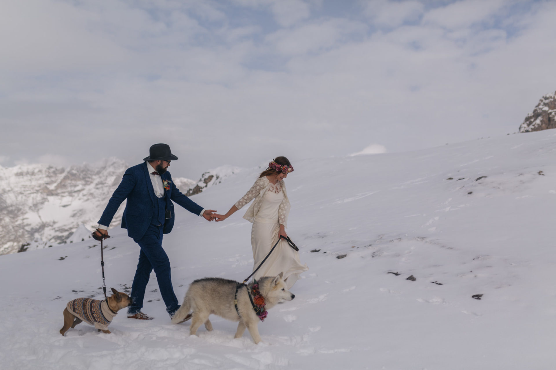 Hochzeitsfotograf Innsbruck Österreich Hochzeit Berge Hunde Husky Frenchie Winterhochzeit