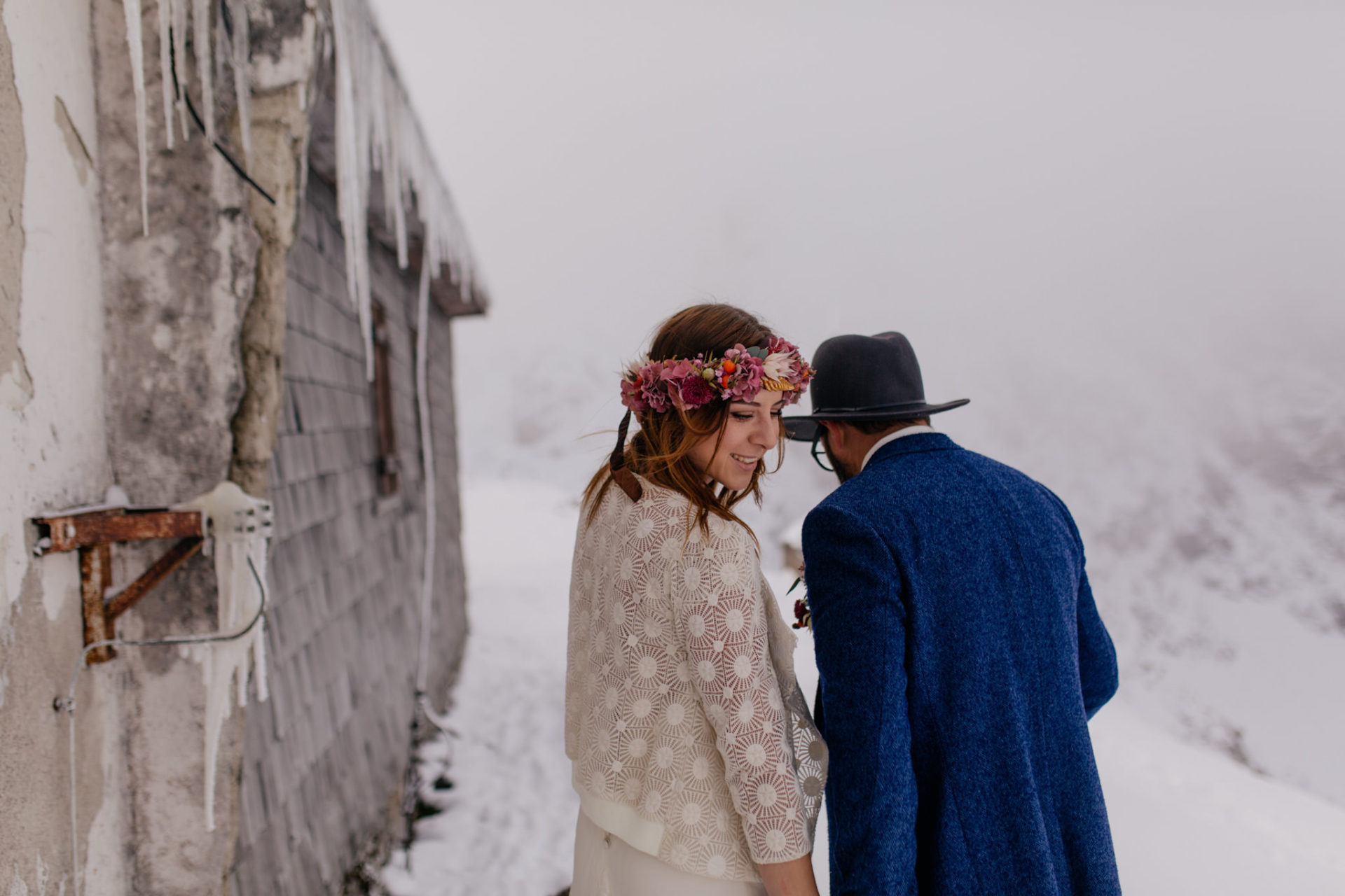 Hochzeitsfotograf Innsbruck Österreich Hochzeit Berge Inspiration Blumenkranz Hochzeitsflorist