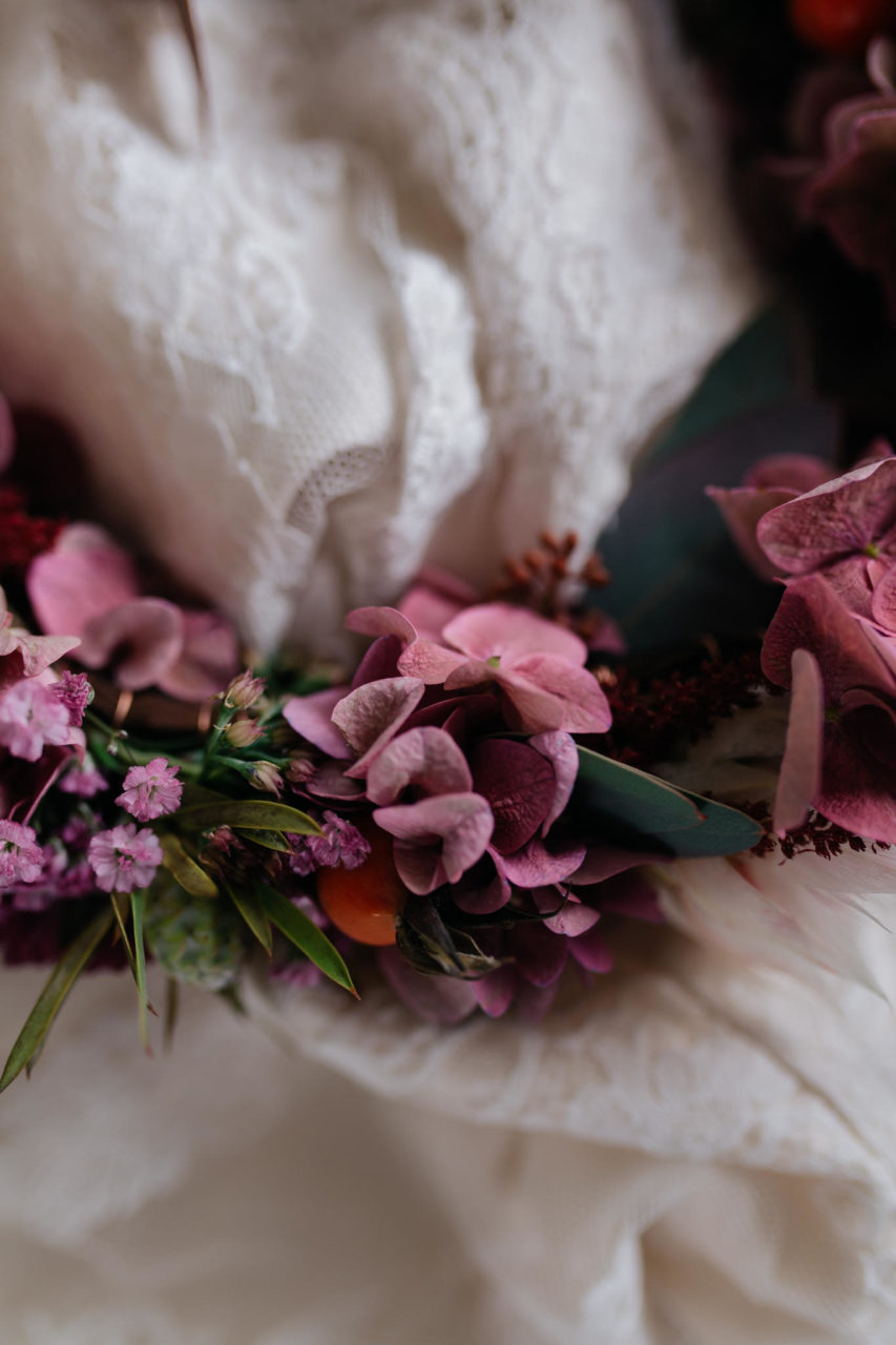 Hochzeitsfotograf Innsbruck Österreich Hochzeit Berge Inspiration Blumenkranz Hochzeitsflorist