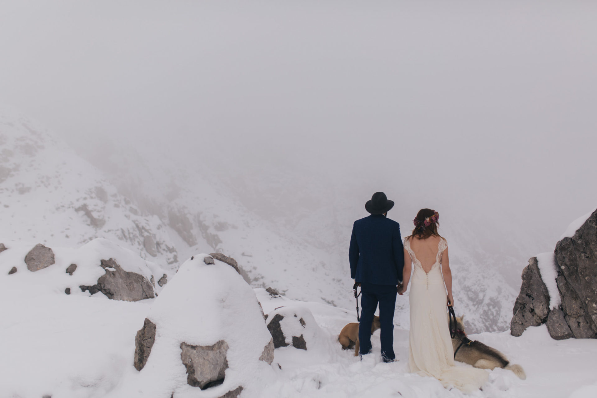 Hochzeitsfotograf Innsbruck Österreich Hochzeit Berge Hunde Husky Frenchie Winterhochzeit