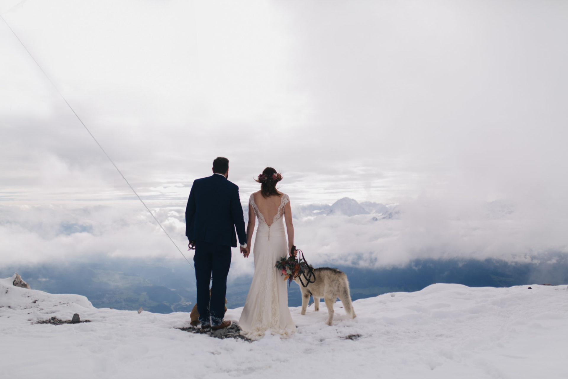 Hochzeitsfotograf Innsbruck Österreich Hochzeit Berge Hunde Husky Frenchie Winterhochzeit