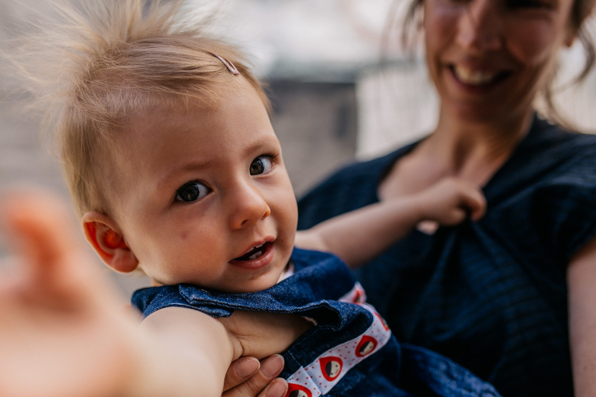 Familienfotograf Stuttgart-kinderfotos modern Stadt ungestellt-20 Stuttgart Familienbilder natürlich ungestellt Babyshoot Kindershoot