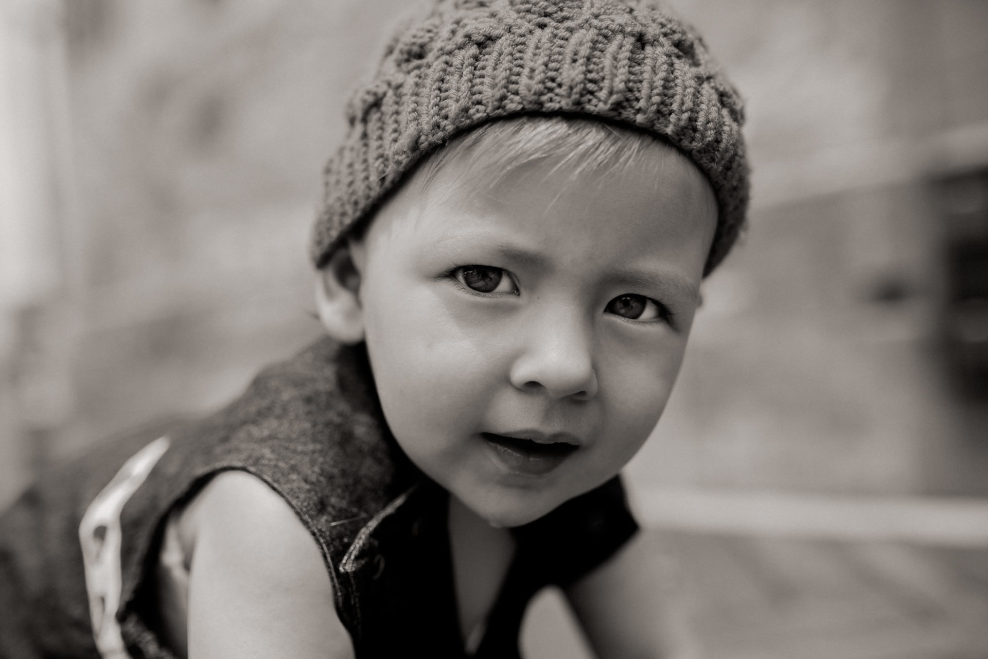 Familienfotograf Stuttgart-kinderfotos modern Stadt ungestellt-5 Familienportrait Stuttgart dokumentarische Kinderbilder