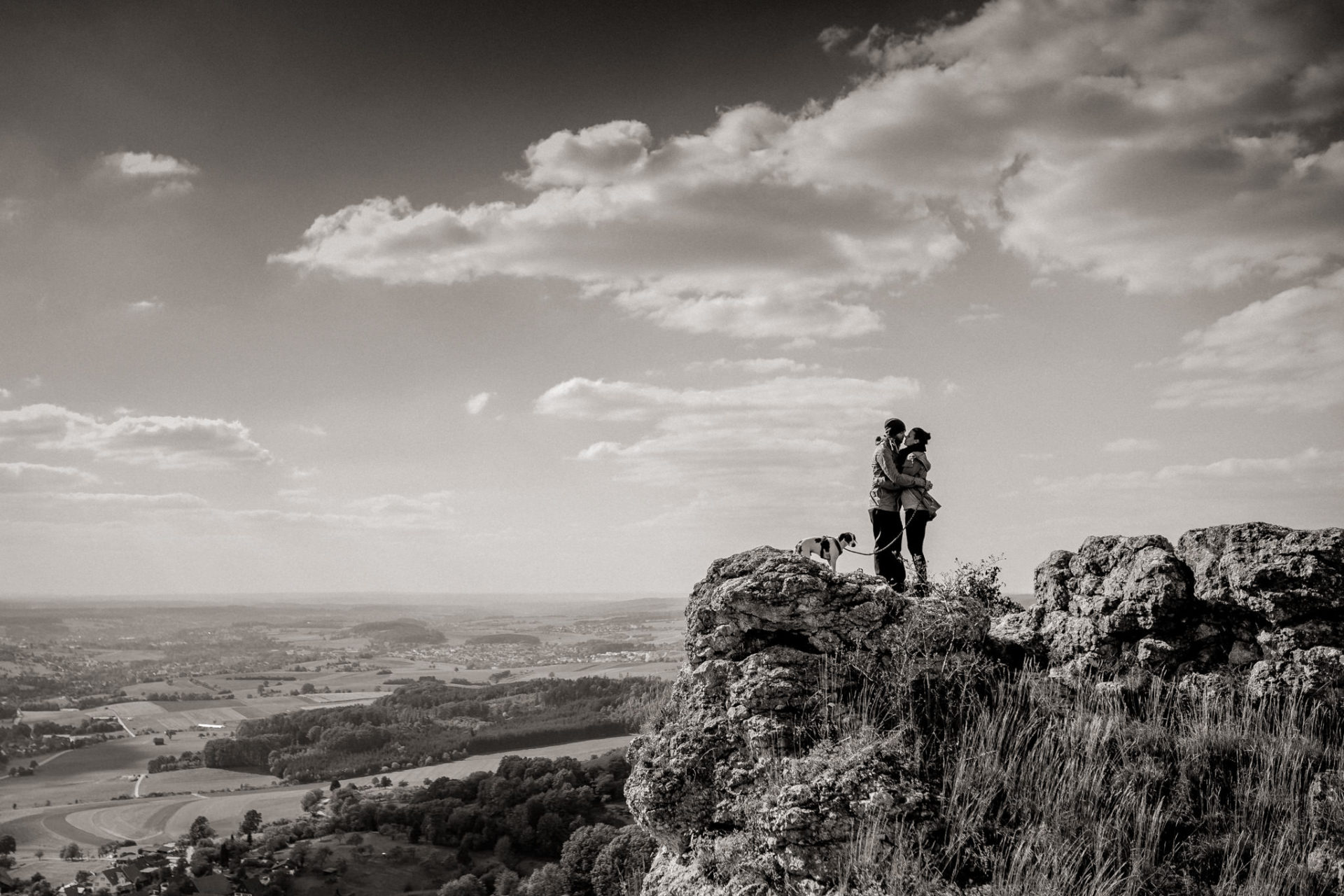 Hochzeitsfotografie Stuttgart-Verlobungsshooting Göppingen-paarshooting mit Hund-Heiraten Burg Staufeneck-Burghochzeit Schwarzwald-Elopement Deutschland