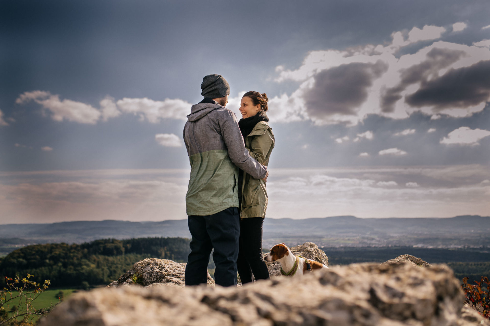 Hochzeitsfotografie Stuttgart-Verlobungsshooting Göppingen-paarshooting mit Hund-Heiraten Burg Staufeneck-Burghochzeit Schwarzwald-Elopement Deutschland