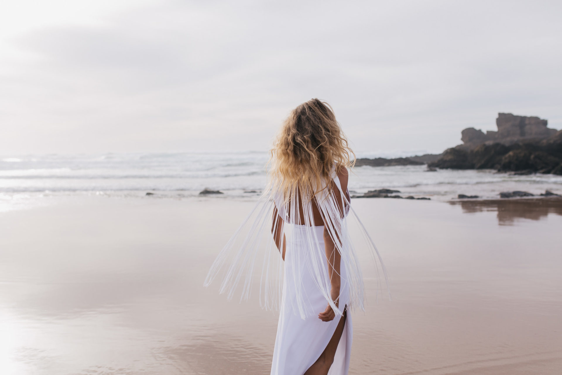 Hochzeitsfotografie Deutschland Portugal Algarve Inspiration Fotoshoot Braut Strand Meer Hochzeit Accessoires Parfum