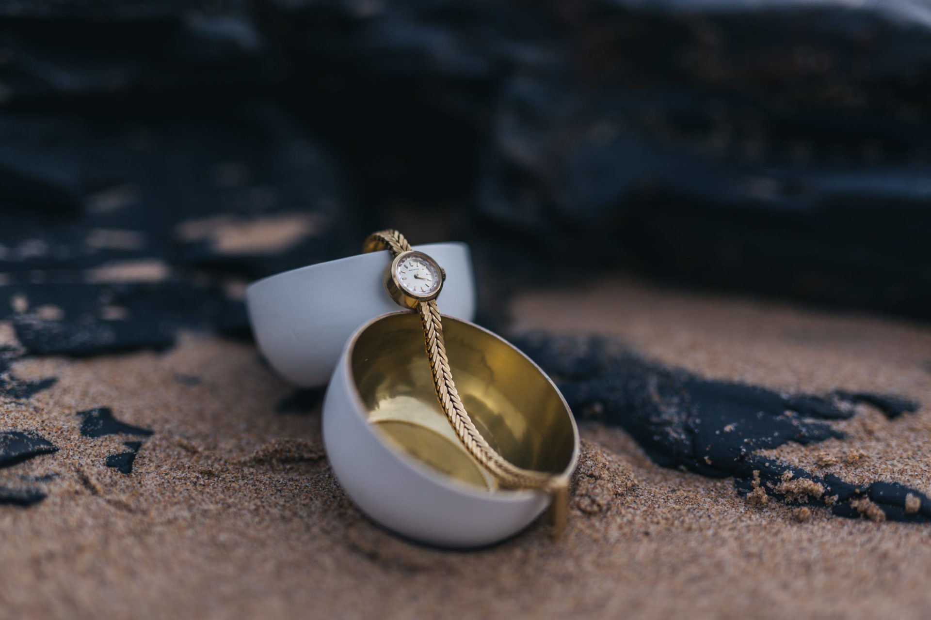 Hochzeitsfotografie Deutschland Portugal Algarve Inspiration Fotoshoot Braut Strand Meer Hochzeit Accessoires Uhr