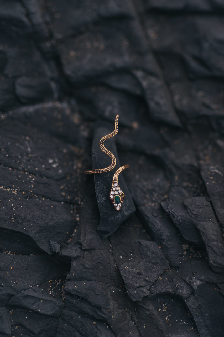 Hochzeitsfotografie Deutschland Portugal Algarve Inspiration Fotoshoot Braut Strand Meer Hochzeit Accessoires Schmuck