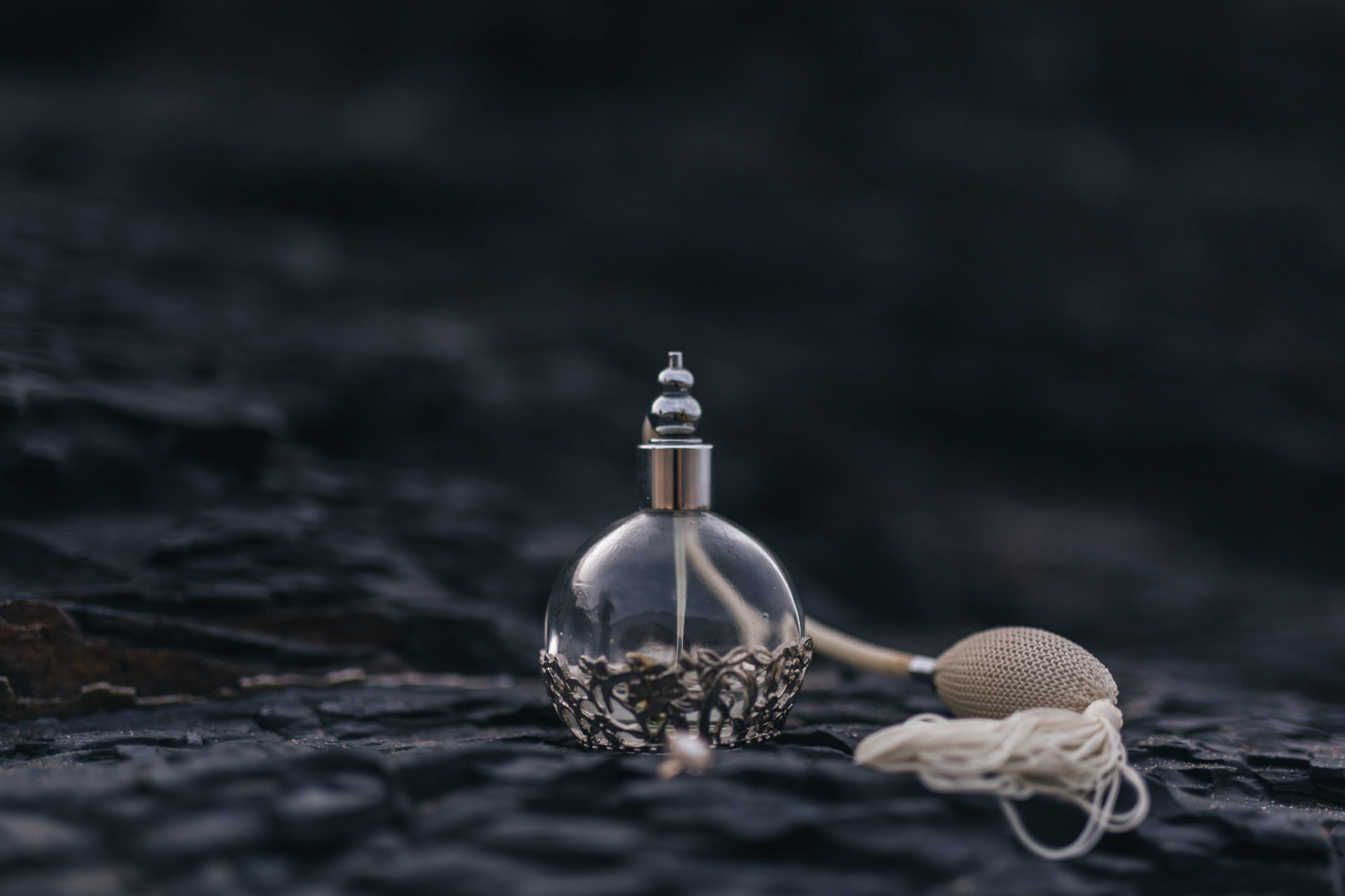 Hochzeitsfotografie Deutschland Portugal Algarve Inspiration Fotoshoot Braut Strand Meer Hochzeit Accessoires Parfum