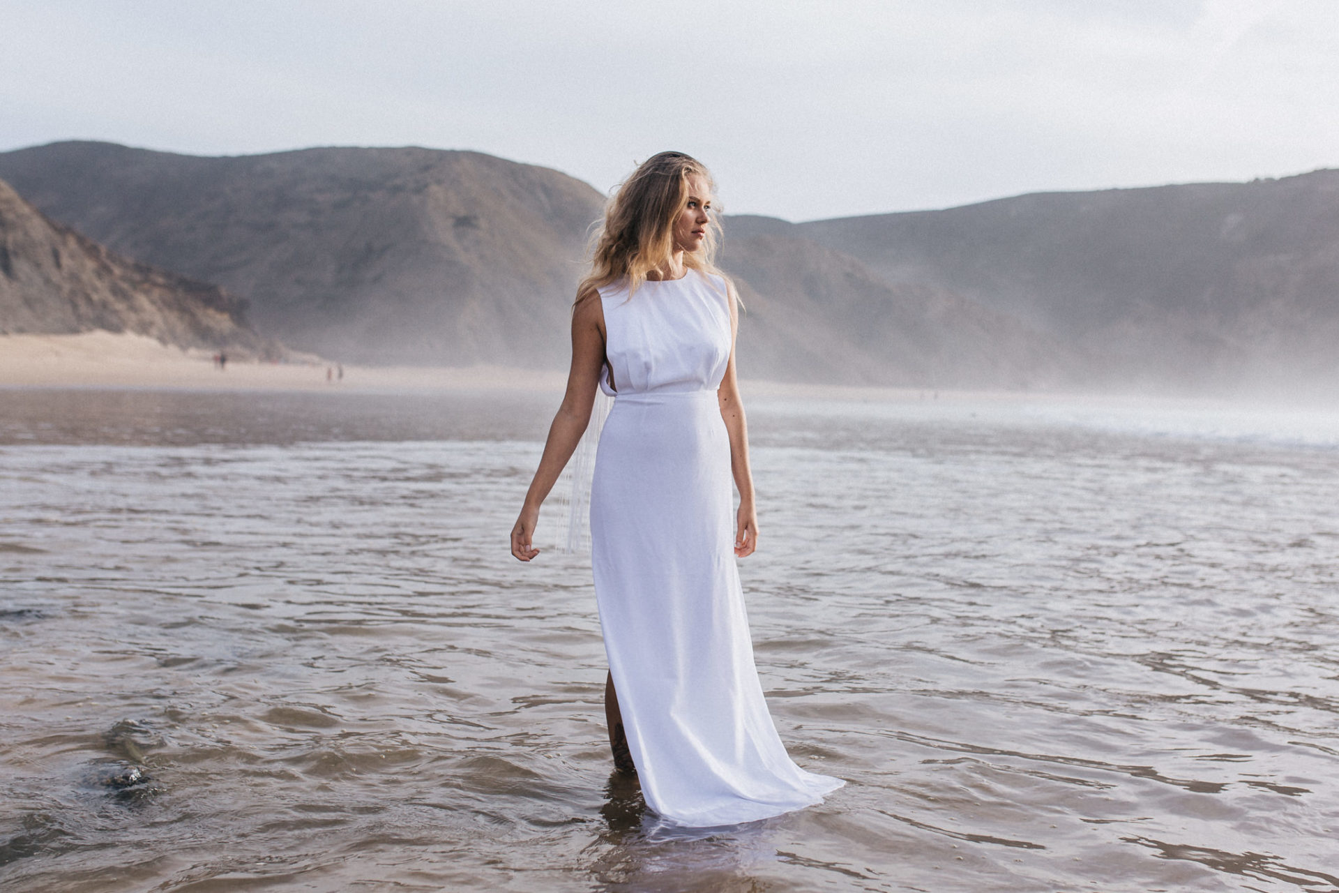 Hochzeitsfotografie Deutschland Portugal Algarve Inspiration Fotoshoot Braut Strand Meer Hochzeit Blaue Stunde