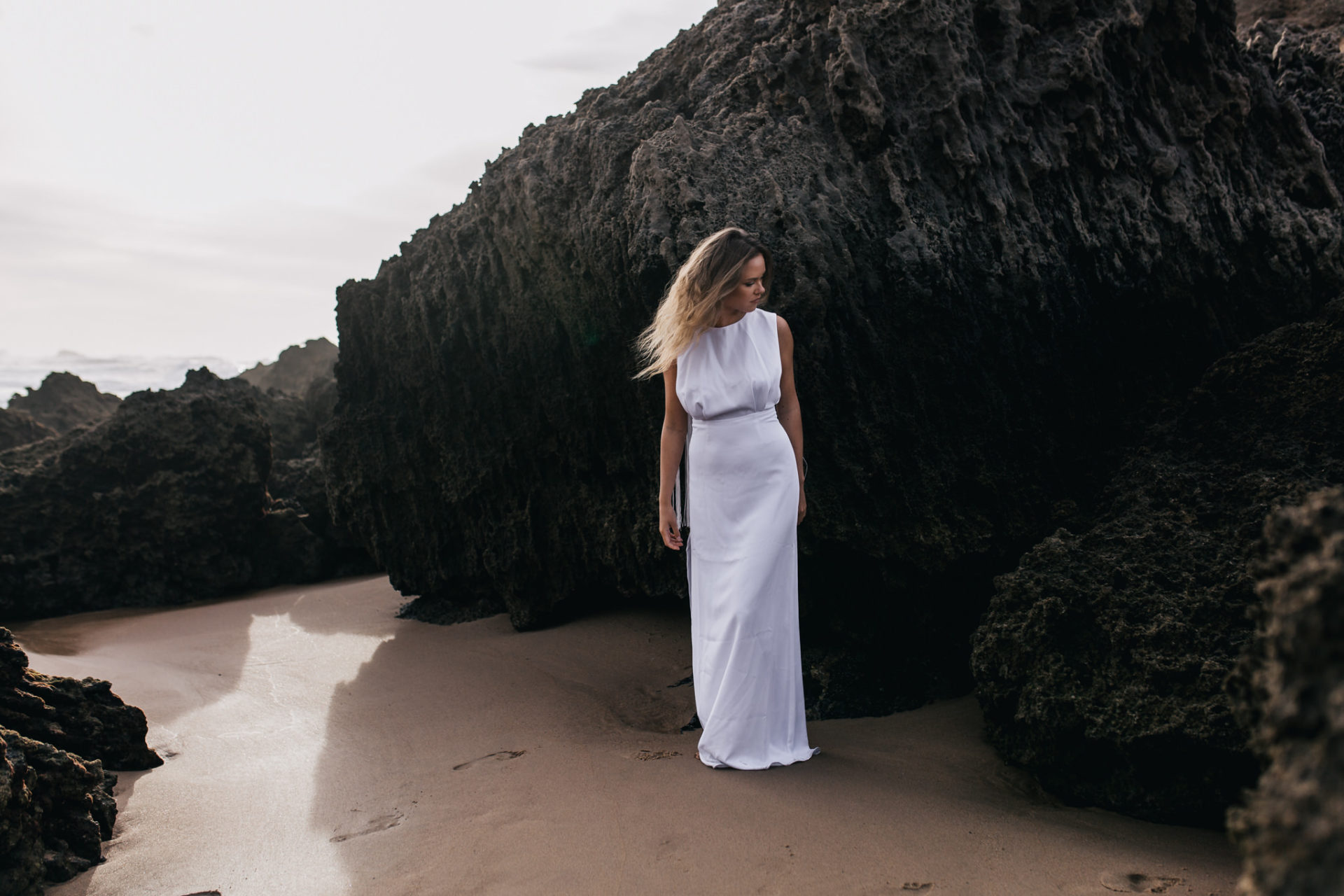 Hochzeitsfotografie Deutschland Portugal Algarve Inspiration Fotoshoot Braut Strand Meer Fels
