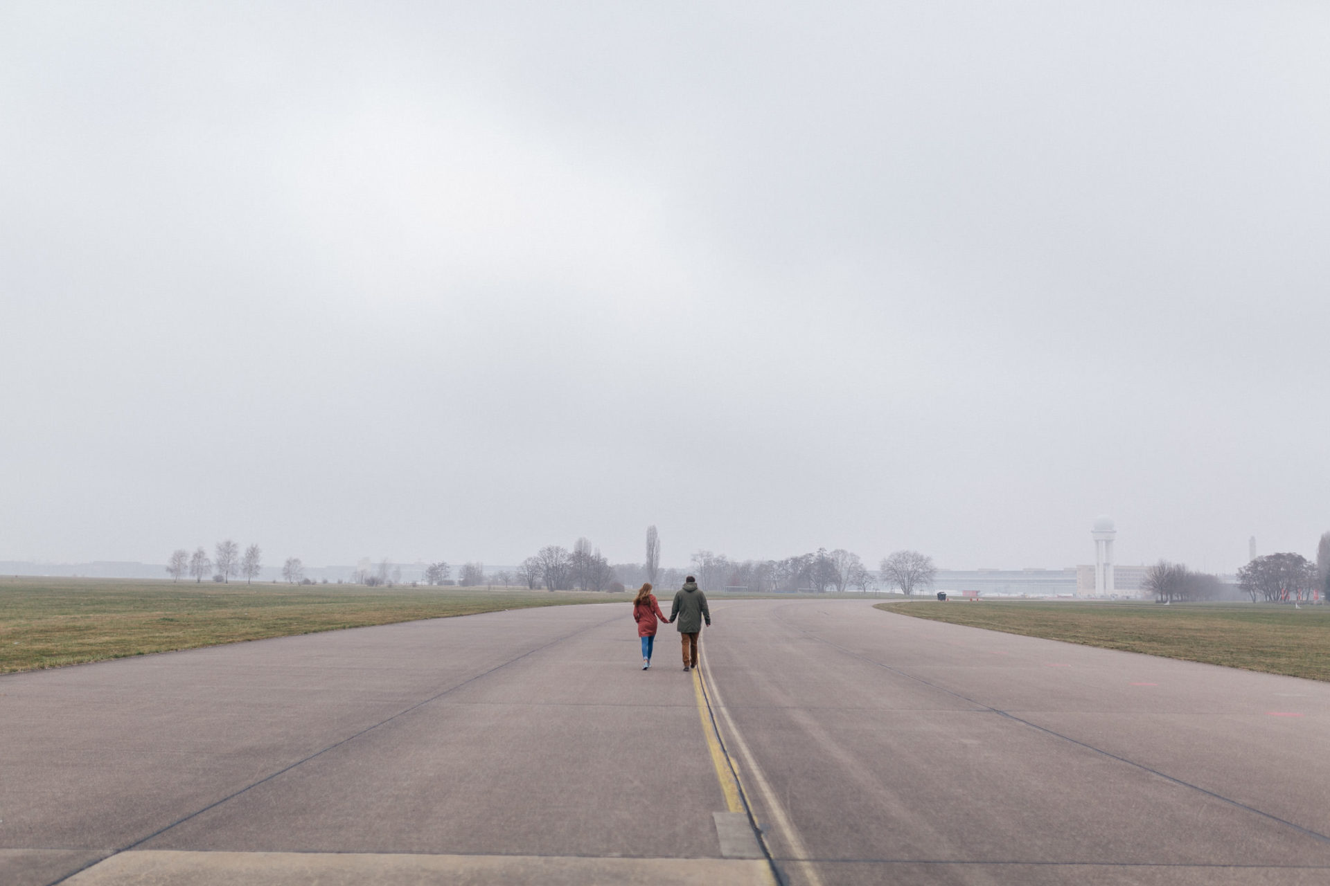 Hochzeitsfotograf Berlin-Verlobungsfotos Tempelhofer Feld-1 Hochzeitsfotograf Berlin-Verlobungsshooting Neukölln-heiraten alter flughafen-paarshooting berlin-engagement fotos-tempelhofer feld spaziergang