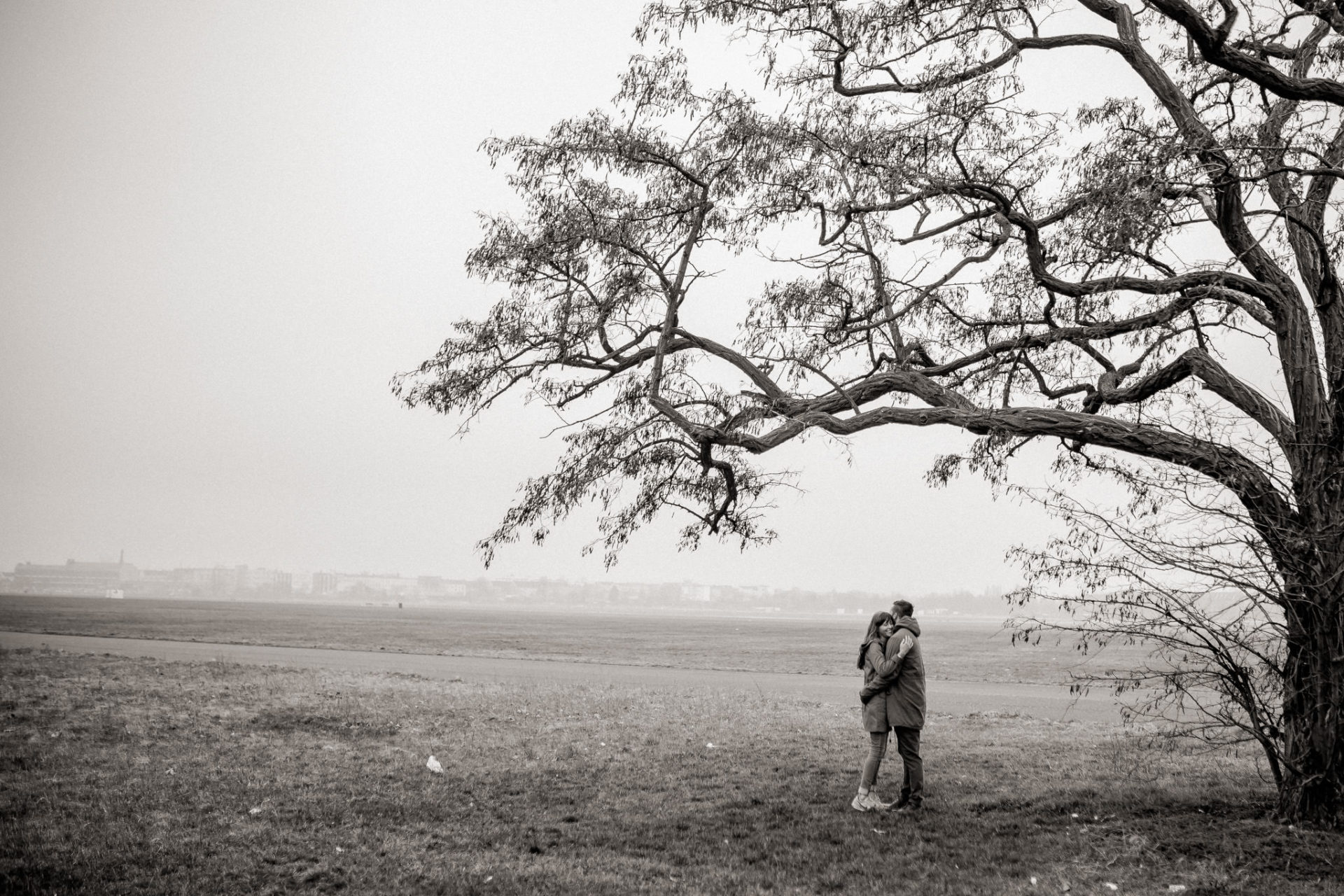 Hochzeitsfotograf Berlin-Verlobungsfotos Tempelhofer Feld-15 Hochzeitsfotograf Berlin-Verlobungsshooting-heiraten alter flughafen-paarshooting berlin-engagement fotos-Emotionale fotografie
