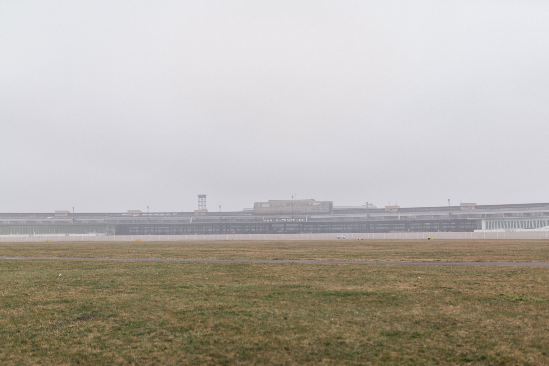 Hochzeitsfotograf Berlin-Verlobungsfotos Tempelhofer Feld-19 alter Flughafen Berlin-neukölln-tempelhof