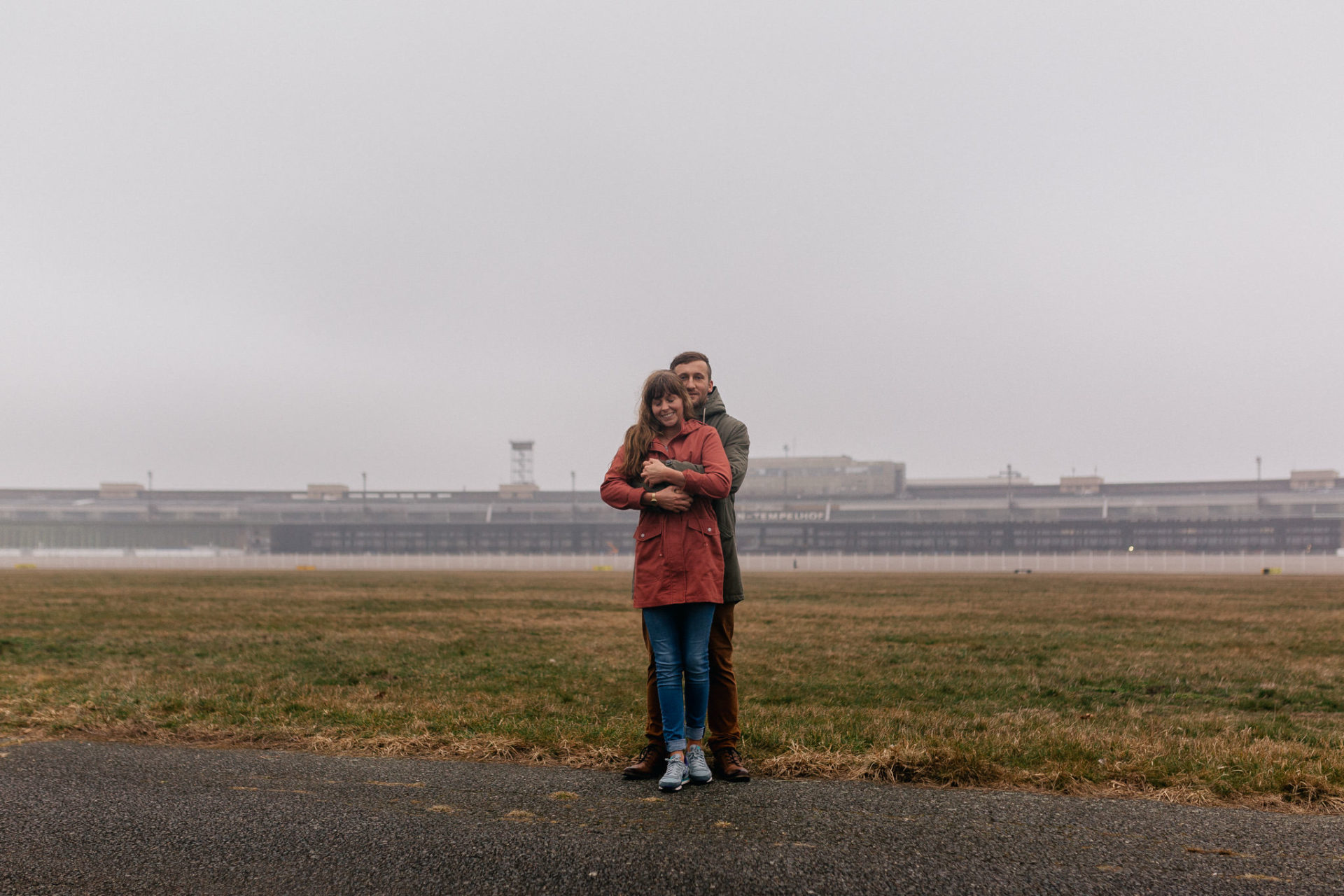 Hochzeitsfotograf Berlin-Verlobungsfotos Tempelhofer Feld-21 Hochzeitsfotograf Berlin-Verlobungsshooting-heiraten alter flughafen-paarshooting berlin-engagement fotos-Emotionale fotografie