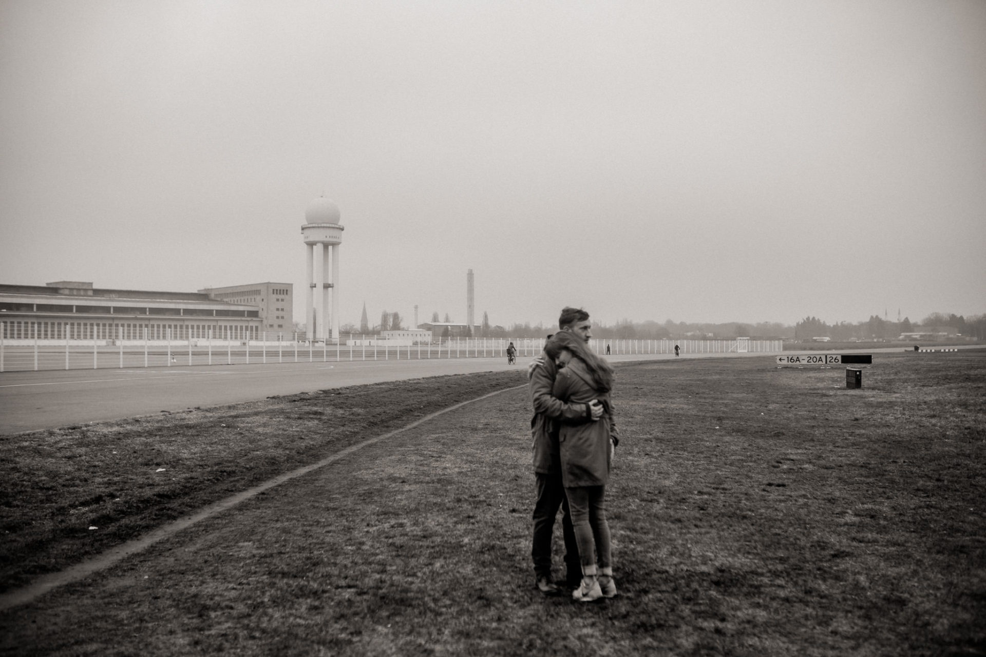 Hochzeitsfotograf Berlin-Verlobungsfotos Tempelhofer Feld-24 Hochzeitsfotograf Berlin-Verlobungsshooting-heiraten alter flughafen-paarshooting berlin-engagement fotos-Emotionale fotografie