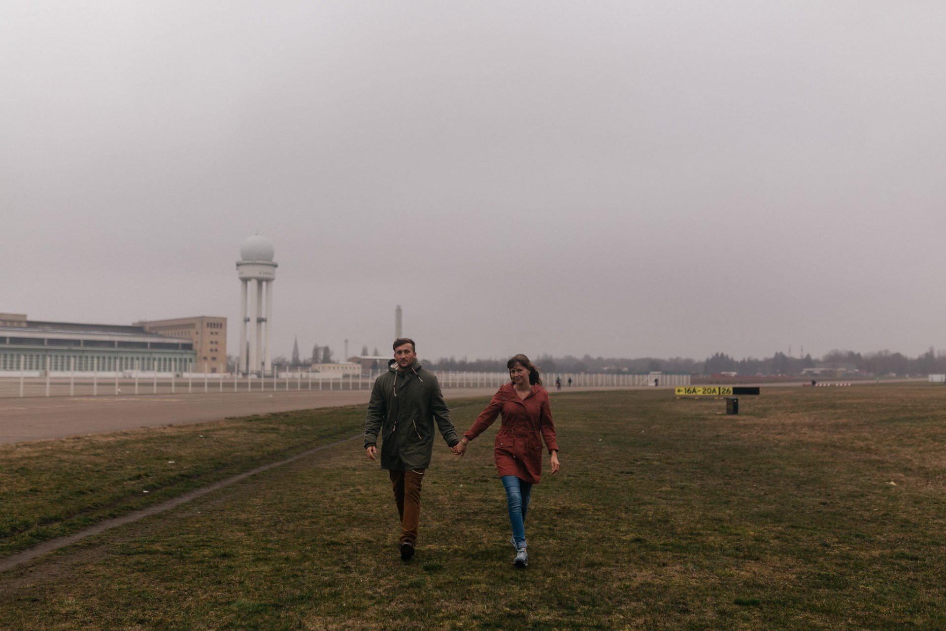 Hochzeitsfotograf Berlin-Verlobungsfotos Tempelhofer Feld-25 Hochzeitsfotograf Berlin-Verlobungsshooting-heiraten alter flughafen-paarshooting berlin-engagement fotos-Emotionale fotografie