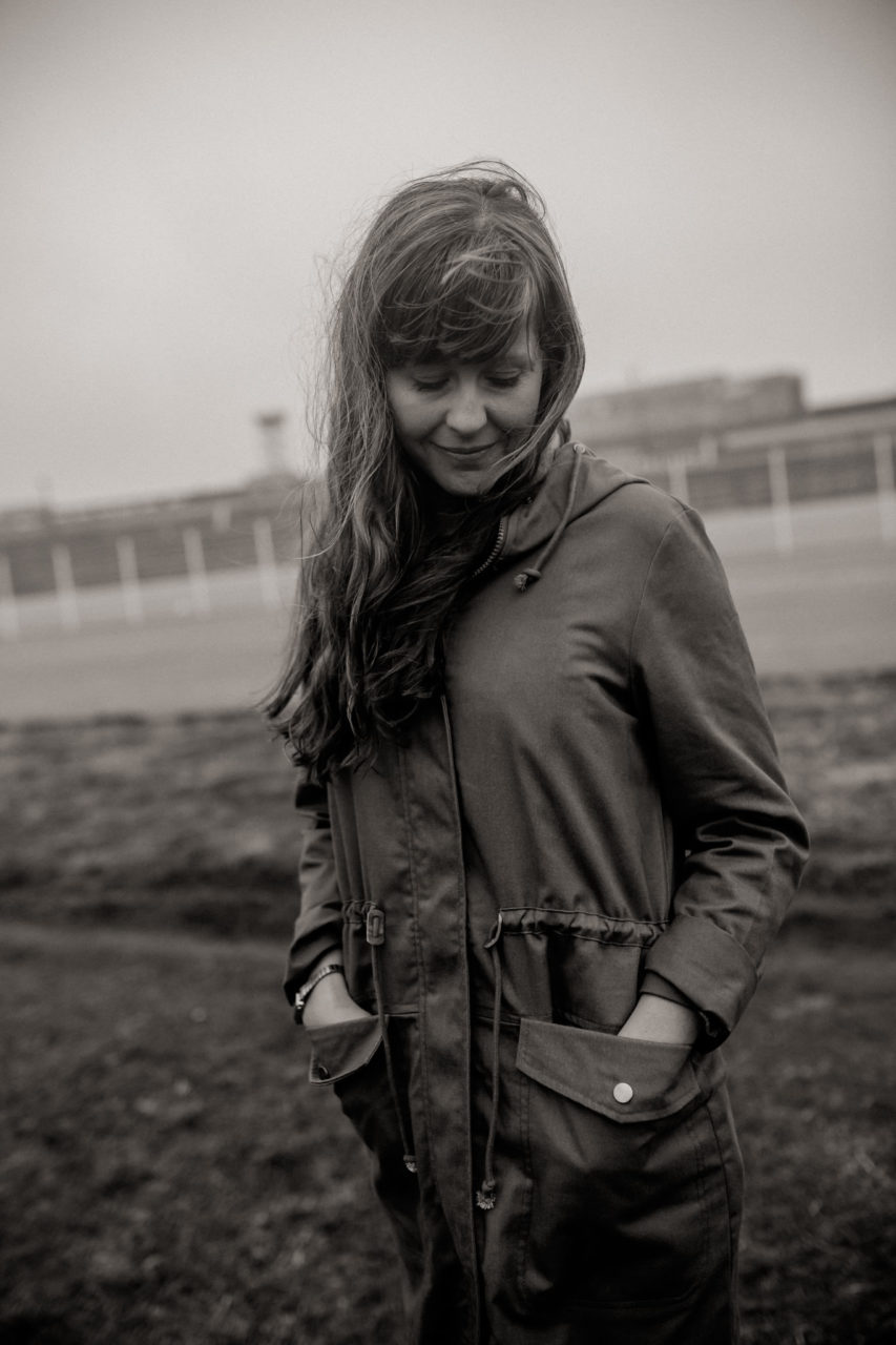 Hochzeitsfotograf Berlin-Verlobungsfotos Tempelhofer Feld-26 Hochzeitsfotograf Berlin-Verlobungsshooting-heiraten alter flughafen-paarshooting berlin-engagement fotos-Emotionale fotografie