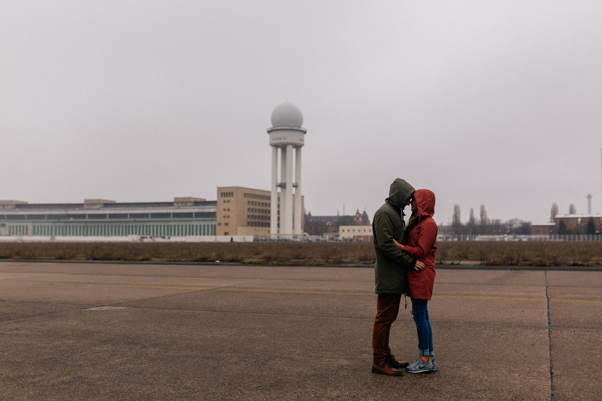 Hochzeitsfotograf Berlin-Verlobungsfotos Tempelhofer Feld-27 Hochzeitsfotograf Berlin-Verlobungsshooting-heiraten alter flughafen-paarshooting berlin-engagement fotos-Emotionale fotografie