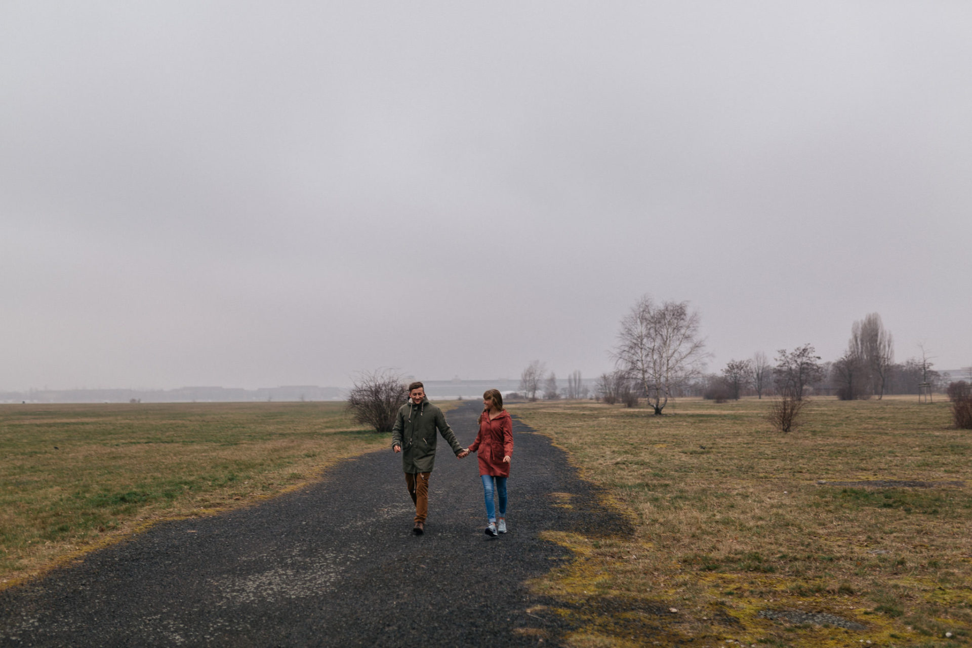 Hochzeitsfotograf Berlin-Verlobungsfotos Tempelhofer Feld-5 Hochzeitsfotograf Berlin-Verlobungsshooting Neukölln-heiraten alter flughafen-paarshooting berlin-engagement fotos-tempelhofer feld spaziergang