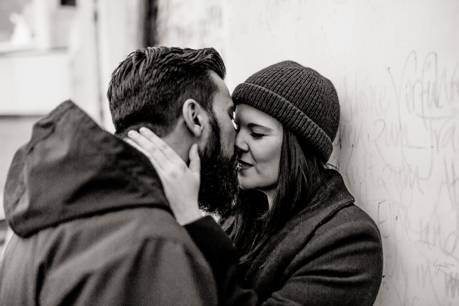 paarshooting Hamburg Verlobungsbilder Elbstrand-14 Hochzeitsfotograf Hamburg-Elbstrand Verlobungs-fotos- Paarshooting HH-Strandperle-hamburger hafen-Paerchen tattowiert-bart-kuss-erste liebe HH