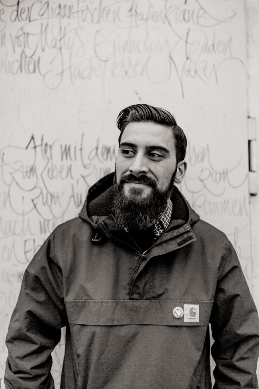 paarshooting Hamburg Verlobungsbilder Elbstrand-16 Hochzeitsfotograf Hamburg-Elbstrand Verlobungs-fotos- Paarshooting HH-Strandperle-hamburger hafen-hamburger mädchen-st pauli-Paerchen portrait-tattowiert-cool bart