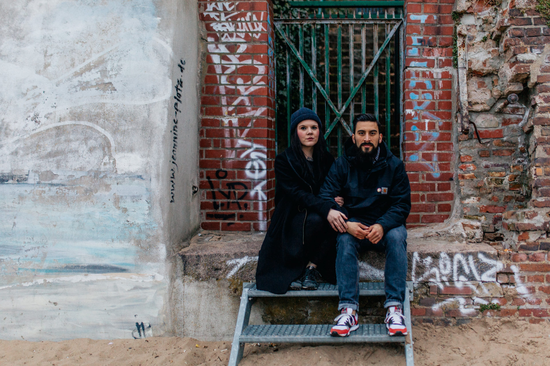 paarshooting Hamburg Verlobungsbilder Elbstrand-17 Hochzeitsfotograf Hamburg-Elbstrand Verlobungs-fotos- Paarshooting HH-Strandperle-hamburger hafen-hamburger mädchen-st pauli-Paerchen portrait-tattowiert-cooles couple-bart