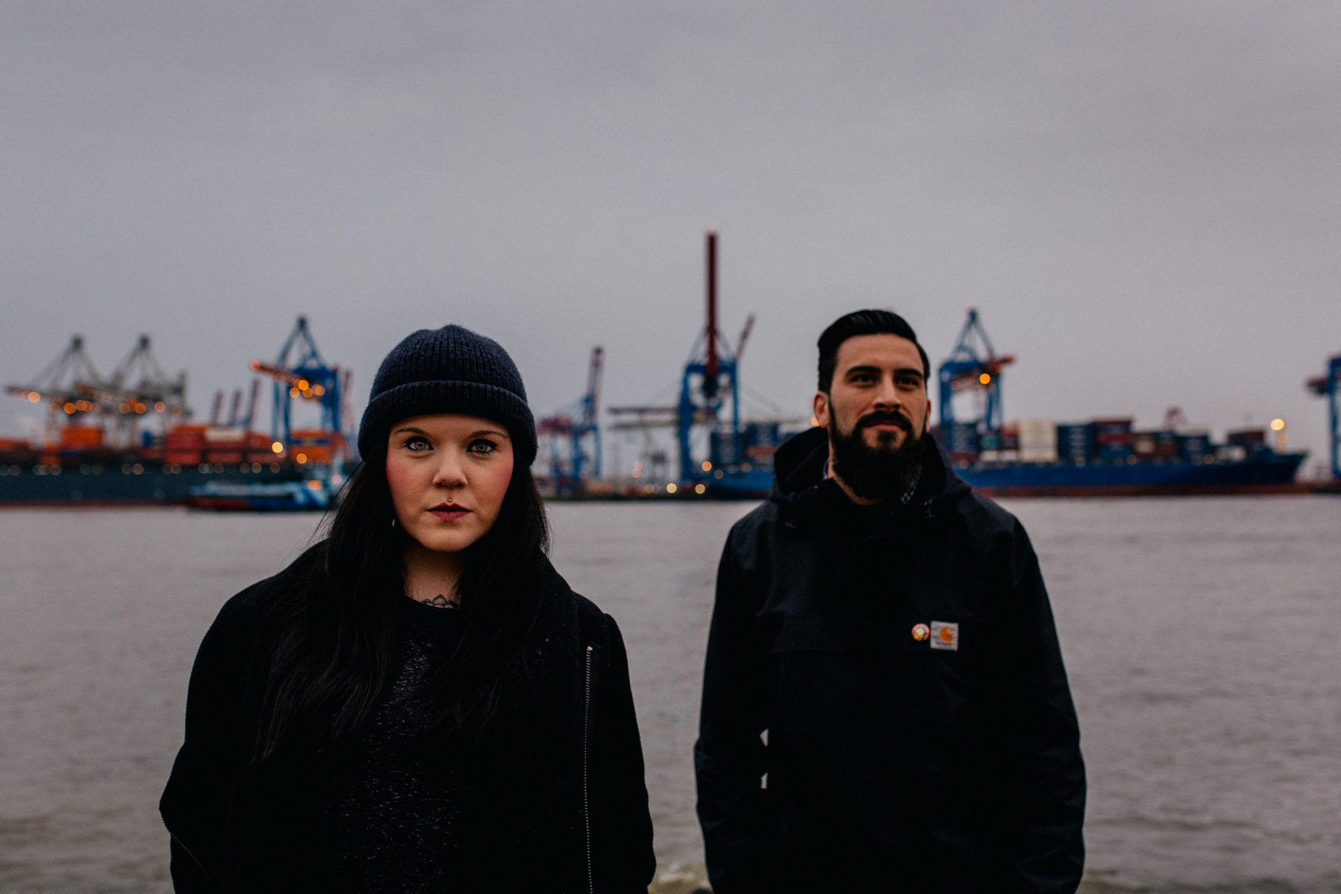 paarshooting Hamburg Verlobungsbilder Elbstrand-2 Hochzeitsfotograf Hamburg-Elbstrand Verlobungs-fotos- Paarshooting HH-Strandperle-hamburger Hafen-Pärchen tattoo gepierct-bart