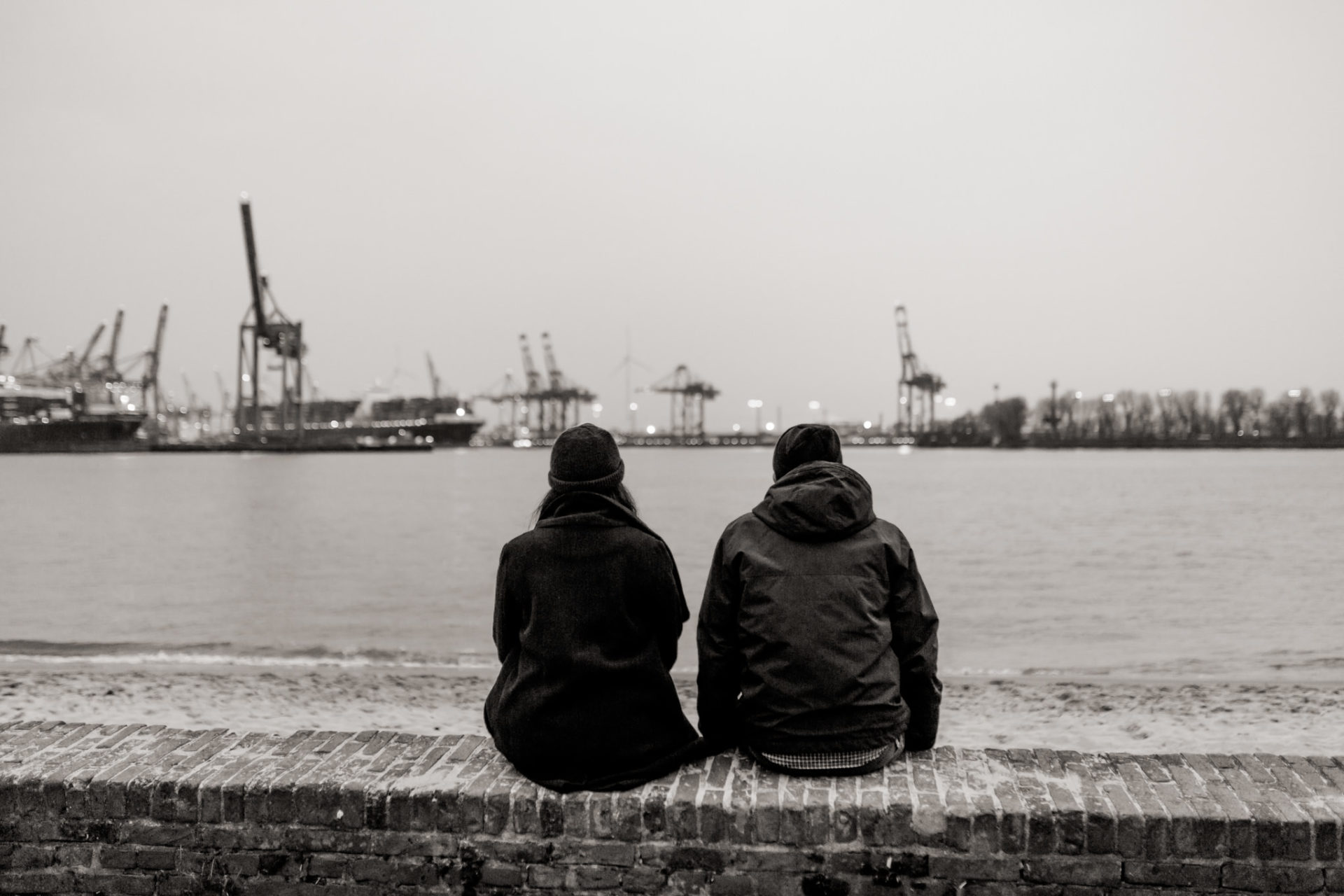 paarshooting Hamburg Verlobungsbilder Elbstrand-20 Hochzeitsfotograf Hamburg-Elbstrand Verlobungs-fotos- Paarshooting HH-Strandperle-hamburger hafen-hamburger mädchen-st pauli-Paerchen portrait-schwarzweiß