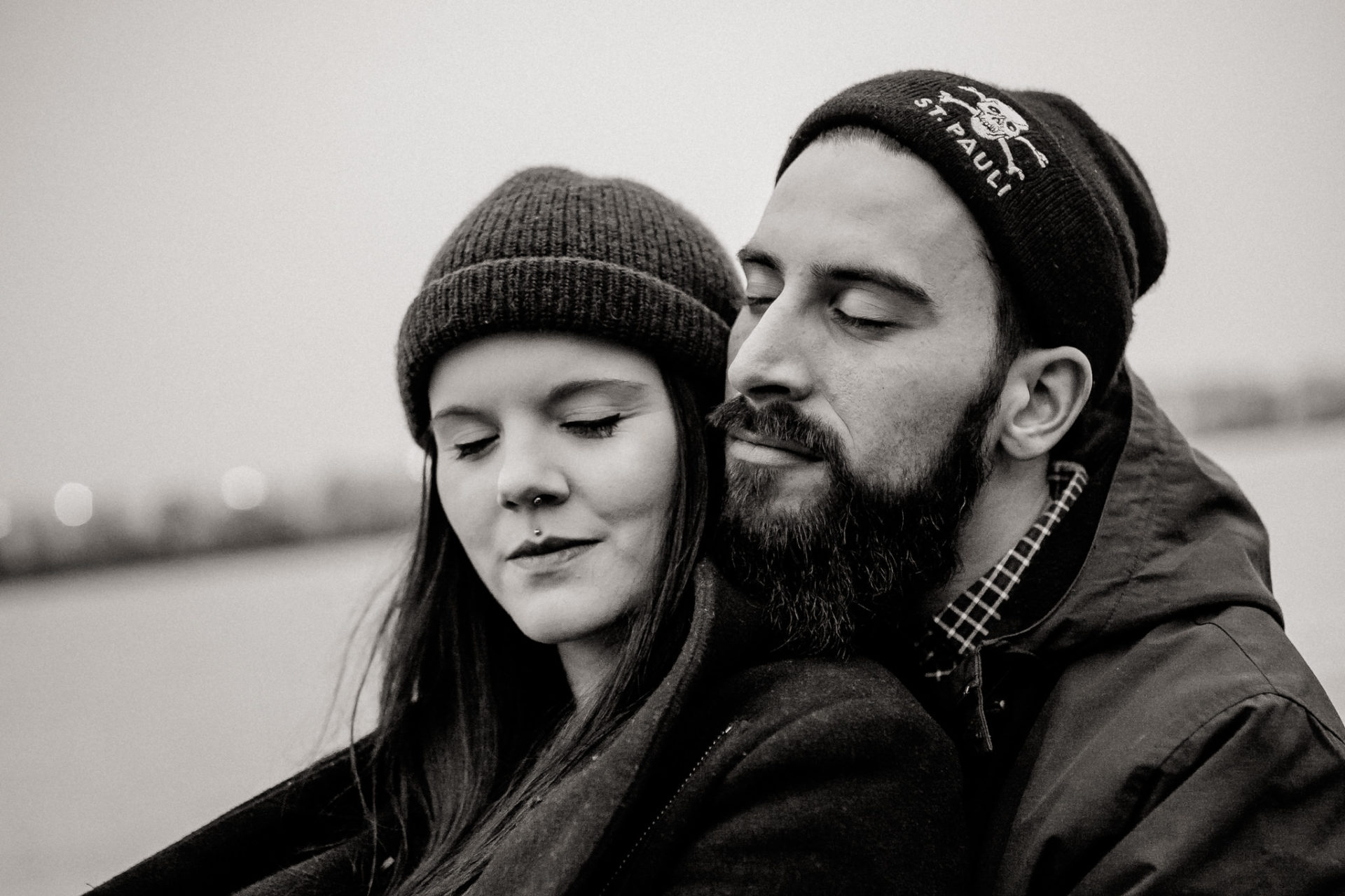 paarshooting Hamburg Verlobungsbilder Elbstrand-21 Hochzeitsfotograf Hamburg-Elbstrand Verlobungs-fotos- Paarshooting HH-Strandperle-hamburger hafen-hamburger mädchen-st pauli-Paerchen portrait-schwarzweiß kuss