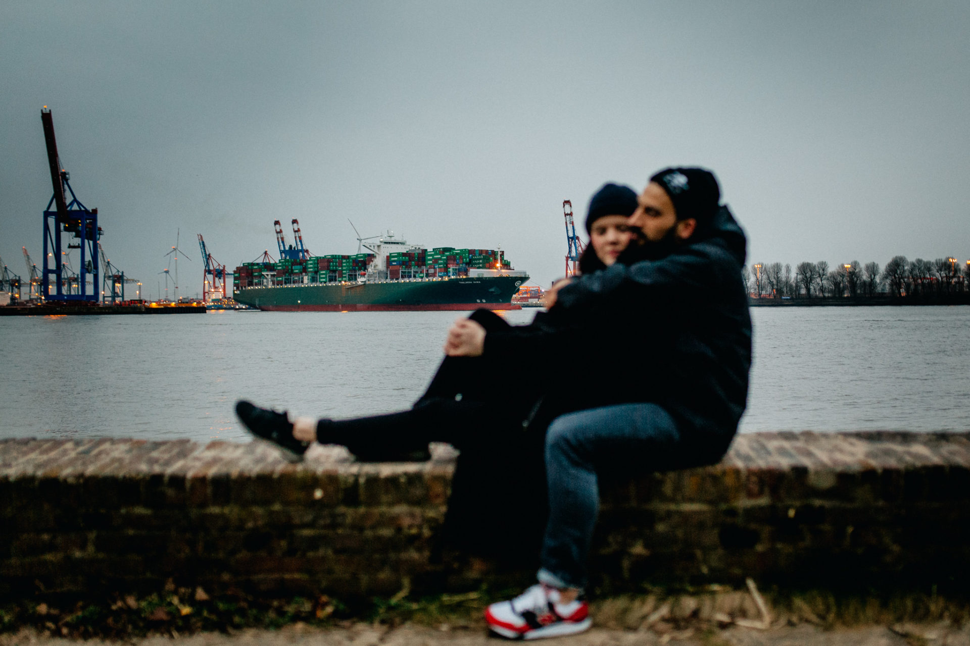 paarshooting Hamburg Verlobungsbilder Elbstrand-22 Hochzeitsfotograf Hamburg-Elbstrand Verlobungs-fotos- Paarshooting HH-Strandperle-hamburger hafen-containerschiff-hamburger mädchen