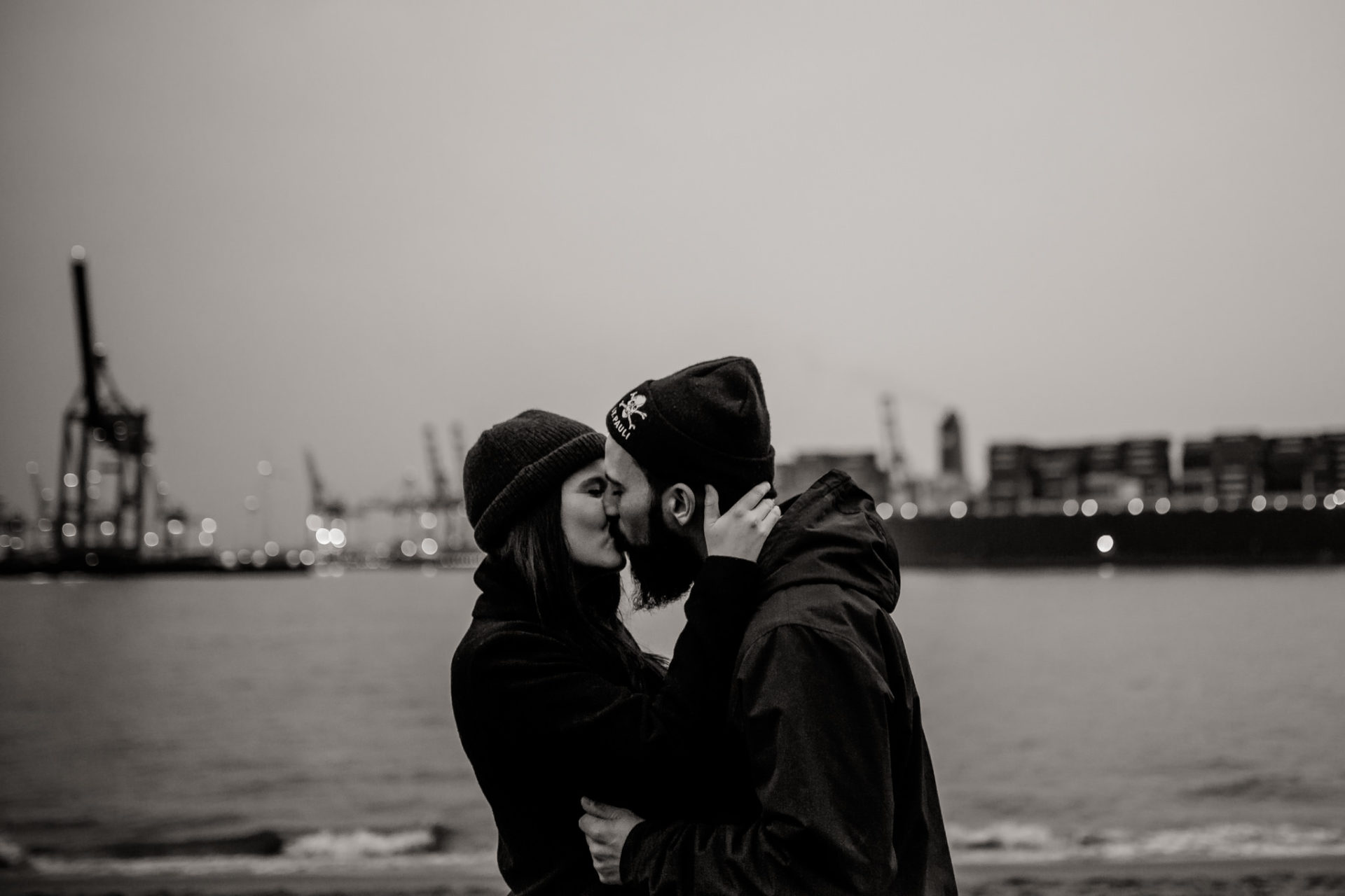 paarshooting Hamburg Verlobungsbilder Elbstrand-25 Hochzeitsfotograf Hamburg-Elbstrand Verlobungs-fotos- Paarshooting HH-Strandperle-hamburger hafen-schwarzweiß portrait