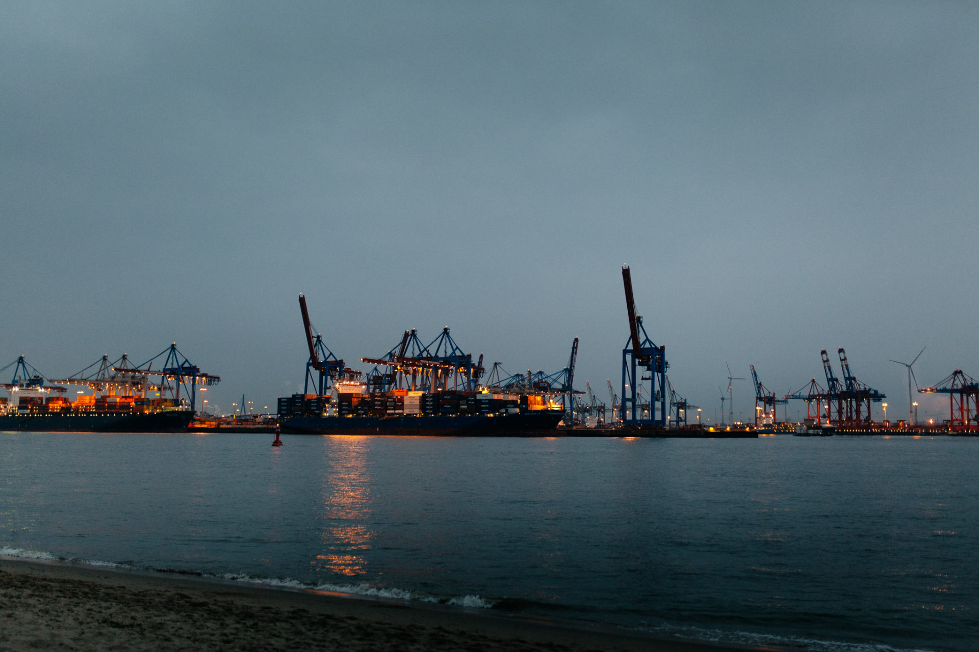 paarshooting Hamburg Verlobungsbilder Elbstrand-27 Hochzeitsfotograf Hamburg-Elbstrand Verlobungs-fotos- Paarshooting HH-Strandperle-hamburger hafen-kräne-abendspaziergang-Strand HH