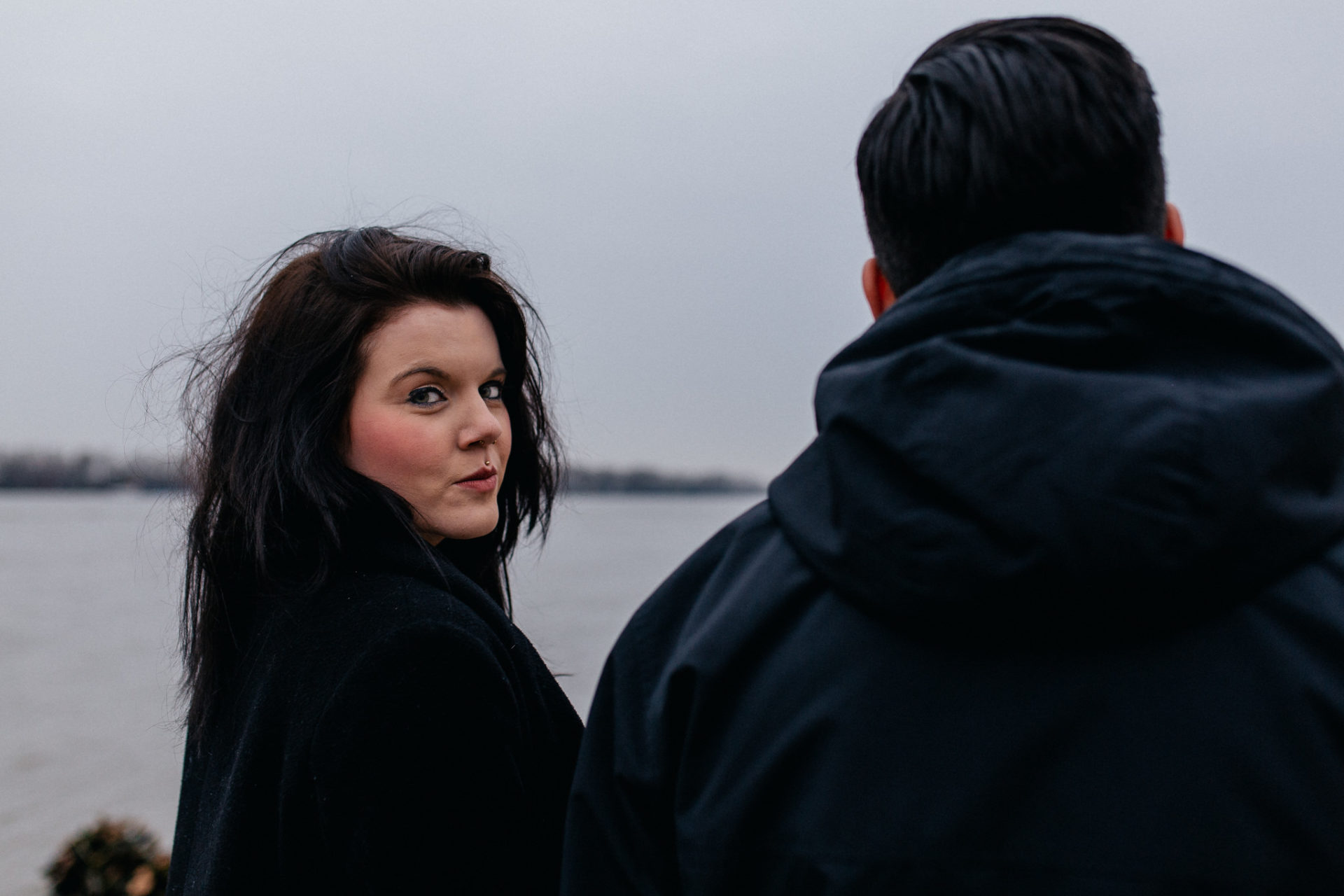 paarshooting Hamburg Verlobungsbilder Elbstrand-6 Hochzeitsfotograf Hamburg-Elbstrand Verlobungs-fotos- Paarshooting HH-Strandperle-hamburger Hafen-Pärchen tattoo gepierct