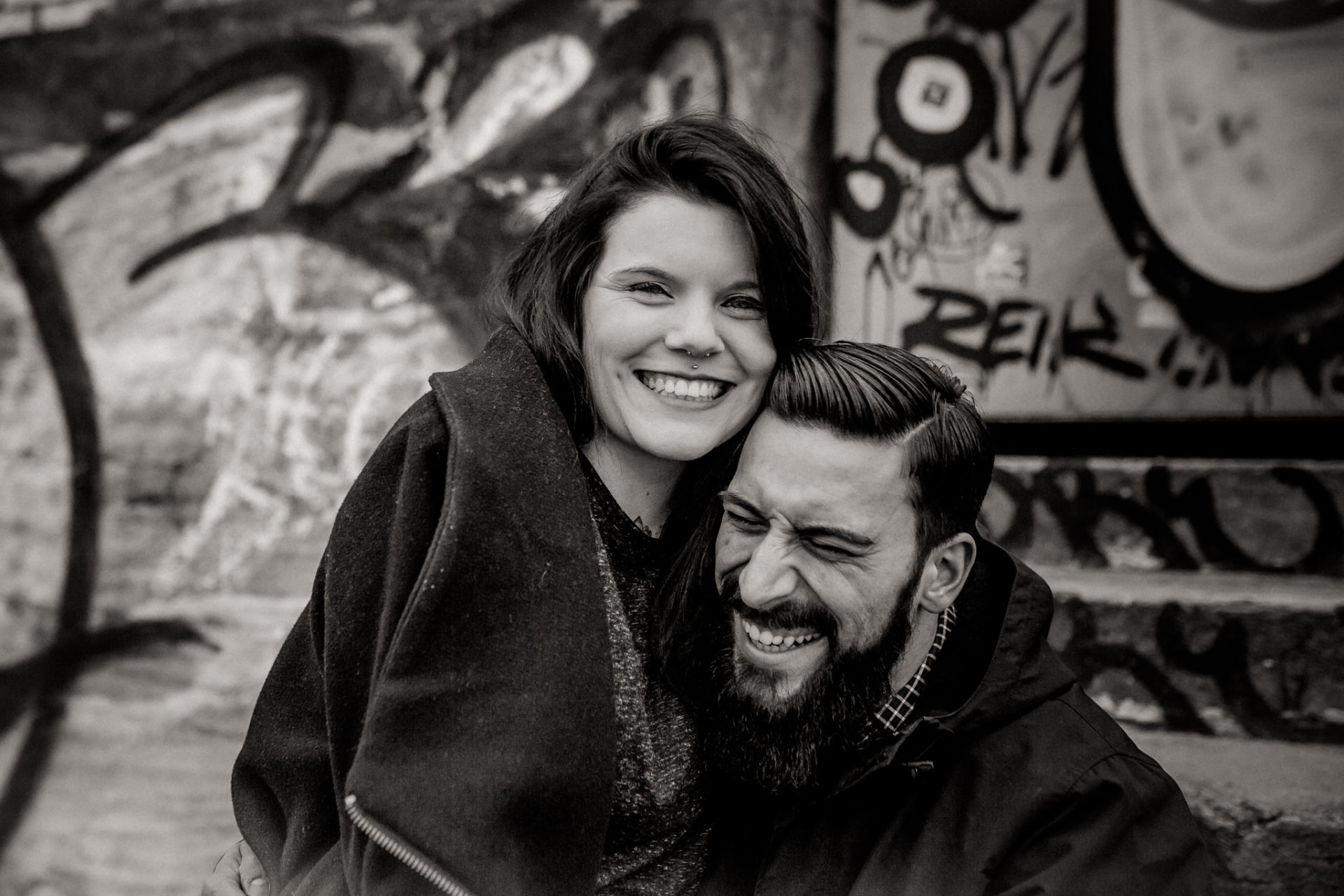 paarshooting Hamburg Verlobungsbilder Elbstrand-8 Hochzeitsfotograf Hamburg-Elbstrand Verlobungs-fotos- Paarshooting HH-Strandperle-hamburger hafen-Paerchen gepierct-bart-lachen-erste liebe HH