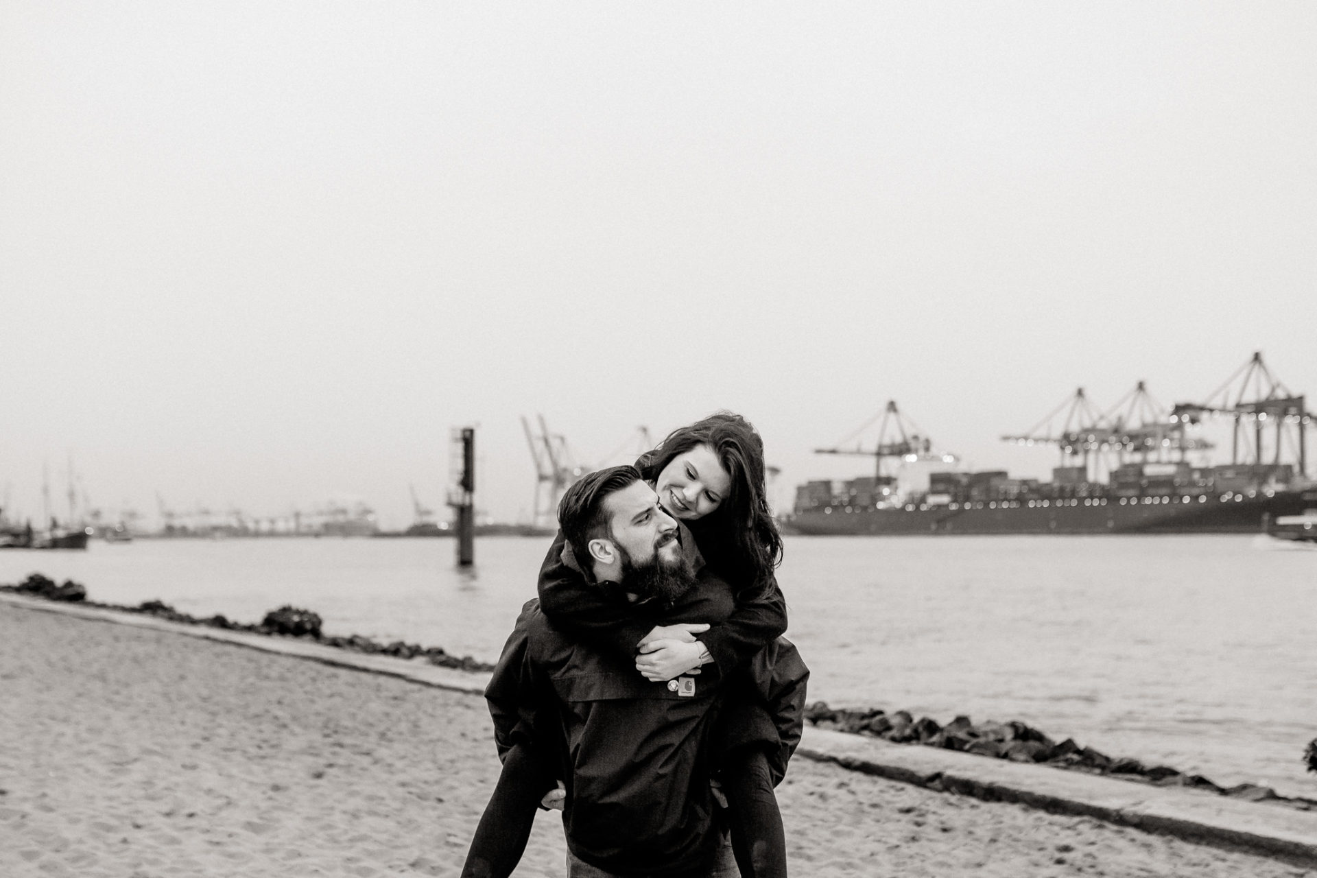 paarshooting Hamburg Verlobungsbilder Elbstrand-9 Hochzeitsfotograf Hamburg-Elbstrand Verlobungs-fotos- Paarshooting HH-Strandperle-hamburger hafen-Strandspaziergang-erste liebe HH