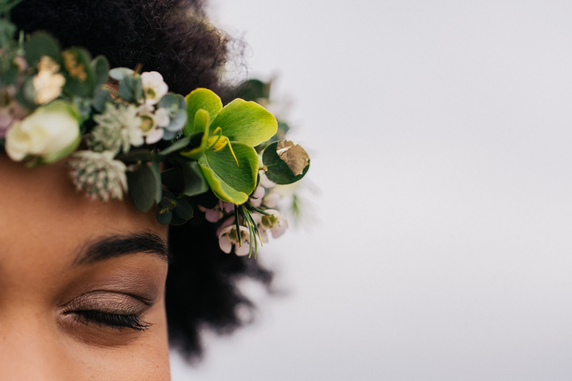 Hochzeitsfotograf Berlin-Heiraten alter Flughafen-Pilotenhochzeit-Braut make up-elfenkleid-elopement Berlin-eukalyptus Brautstrauß