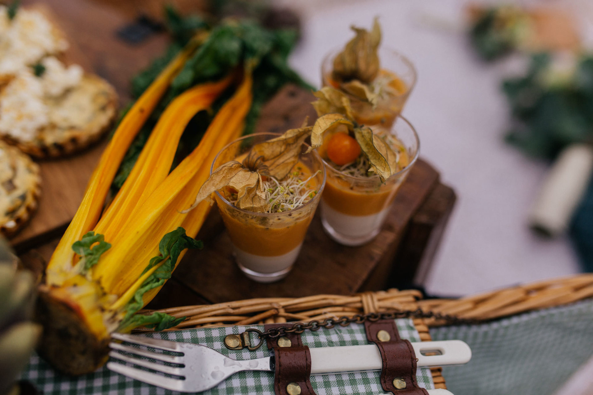 Hochzeitsfotograf Berlin-Laura iriondo catering-flora garten-eukalyptus Brautstrauß