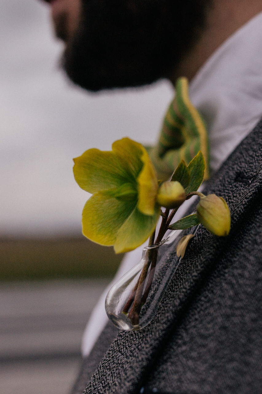 Hochzeitsfotograf Berlin-Bräutigam Portrait-my bro tie Fliegen handarbeit-Pilotenhochzeit-Tempelhof Heiraten-Vase Buttonaire