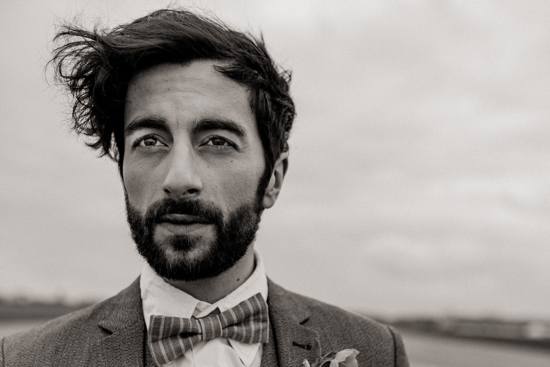 Hochzeitsfotograf Berlin-Bräutigam Portrait-my bro tie Fliegen handarbeit-Pilotenhochzeit-Tempelhof Heiraten-Vase Buttonaire