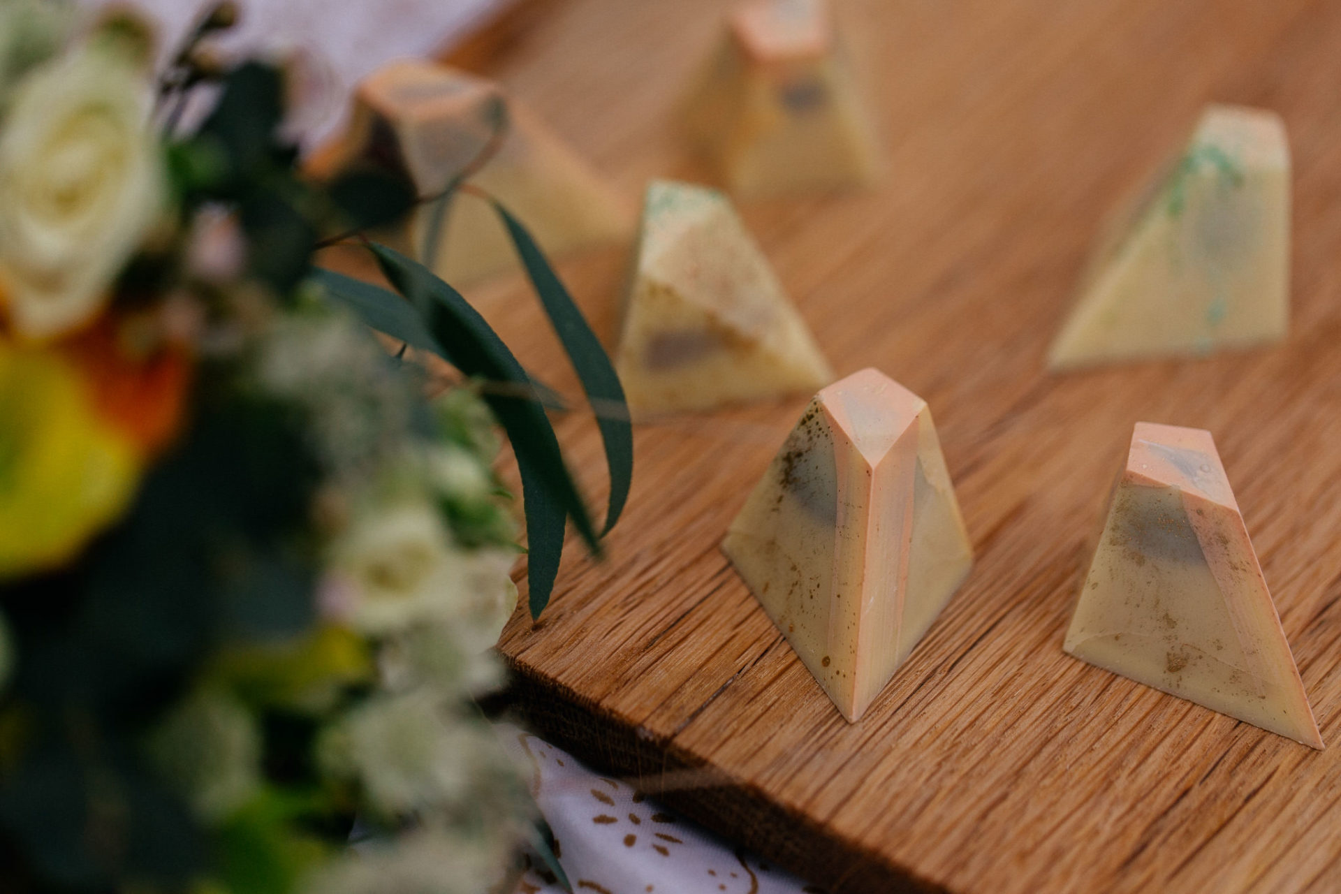 Hochzeitsfotograf Berlin-Gastgeschenk Praline Handgemacht-Kristine Kegelmann-Pilotenhochzeit-Brautjungfern Seidenkleid-Elfenkleid Brautkleid