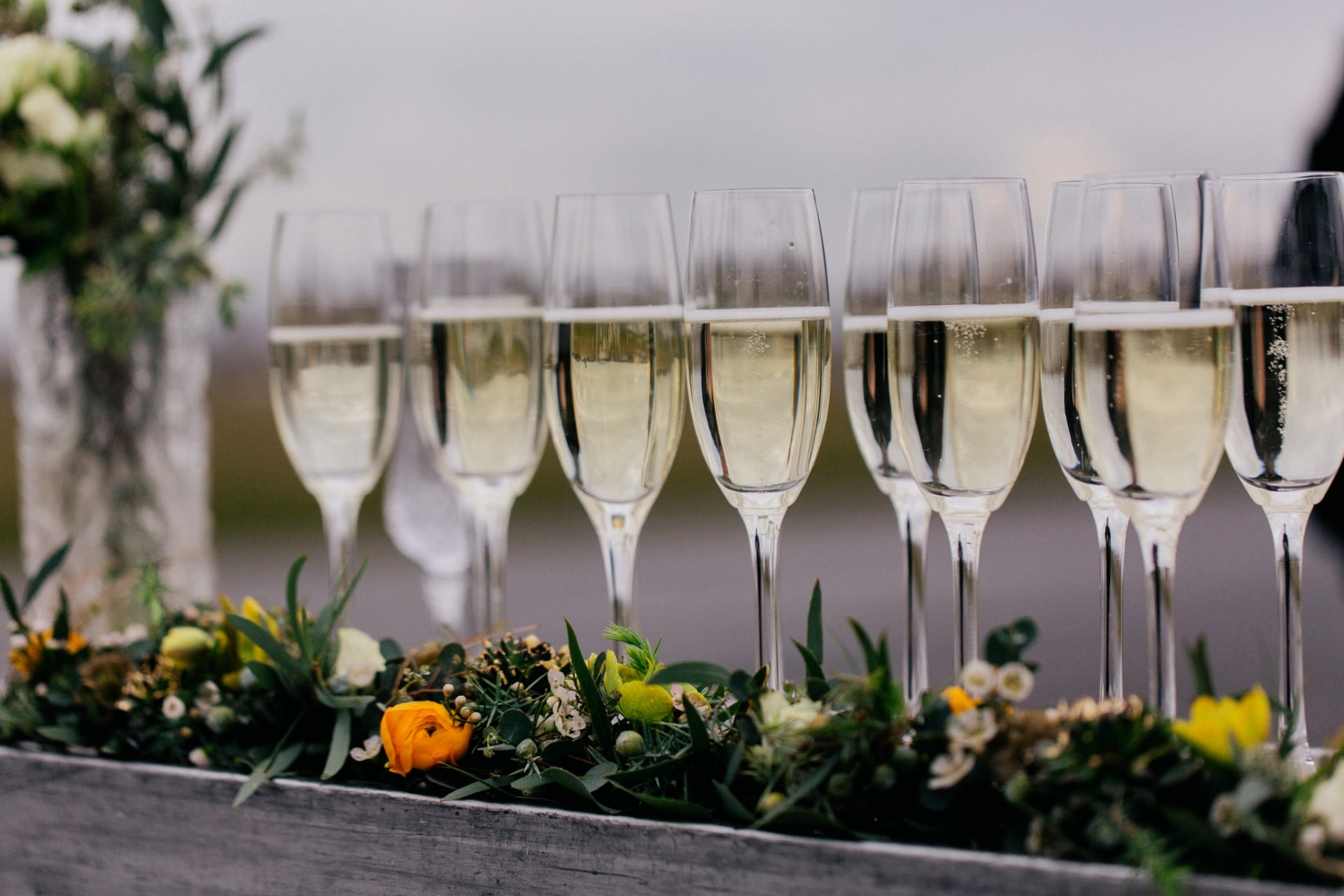 Hochzeitsfotograf Berlin-Heiraten alter Flughafen-Pilotenhochzeit-Brautjungfern Seidenkleid-Elfenkleid Brautkleid-my bro tie-Sektgar Bar