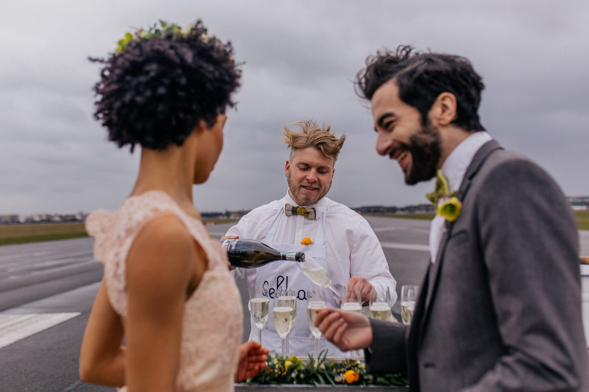 Hochzeitsfotograf Berlin-Heiraten alter Flughafen-Pilotenhochzeit-Brautjungfern Seidenkleid-Elfenkleid Brautkleid-my bro tie-Sektgar Bar