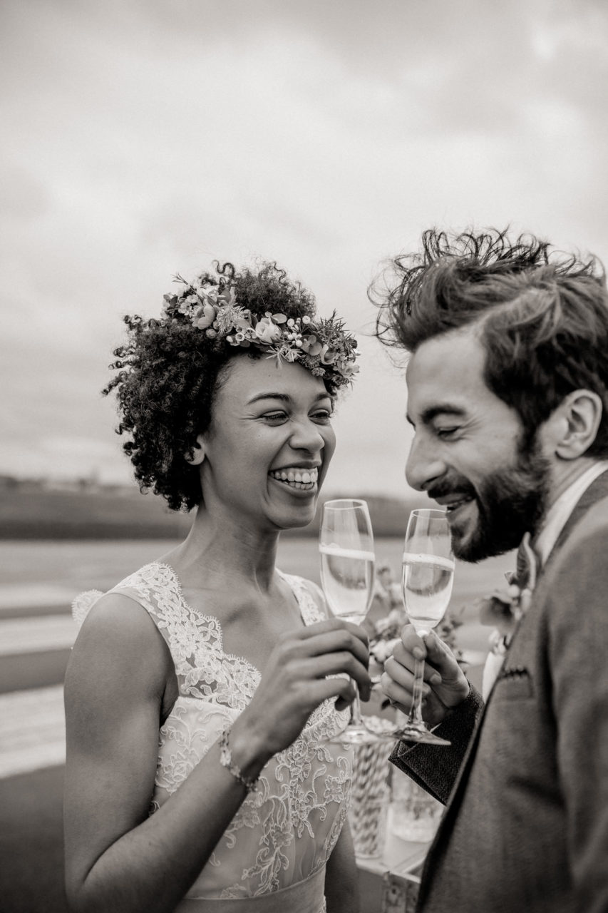 Hochzeitsfotograf Berlin-Heiraten alter Flughafen-Pilotenhochzeit-Brautjungfern Seidenkleid-Elfenkleid Brautkleid-my bro tie-Sektgar Bar