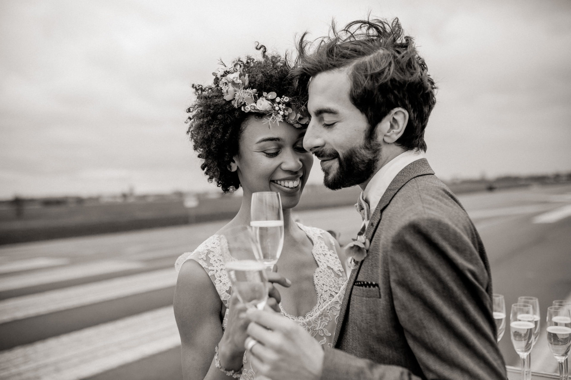 Hochzeitsfotograf Berlin-Heiraten alter Flughafen-Pilotenhochzeit-Brautjungfern Seidenkleid-Elfenkleid Brautkleid-my bro tie-Sektgar Bar