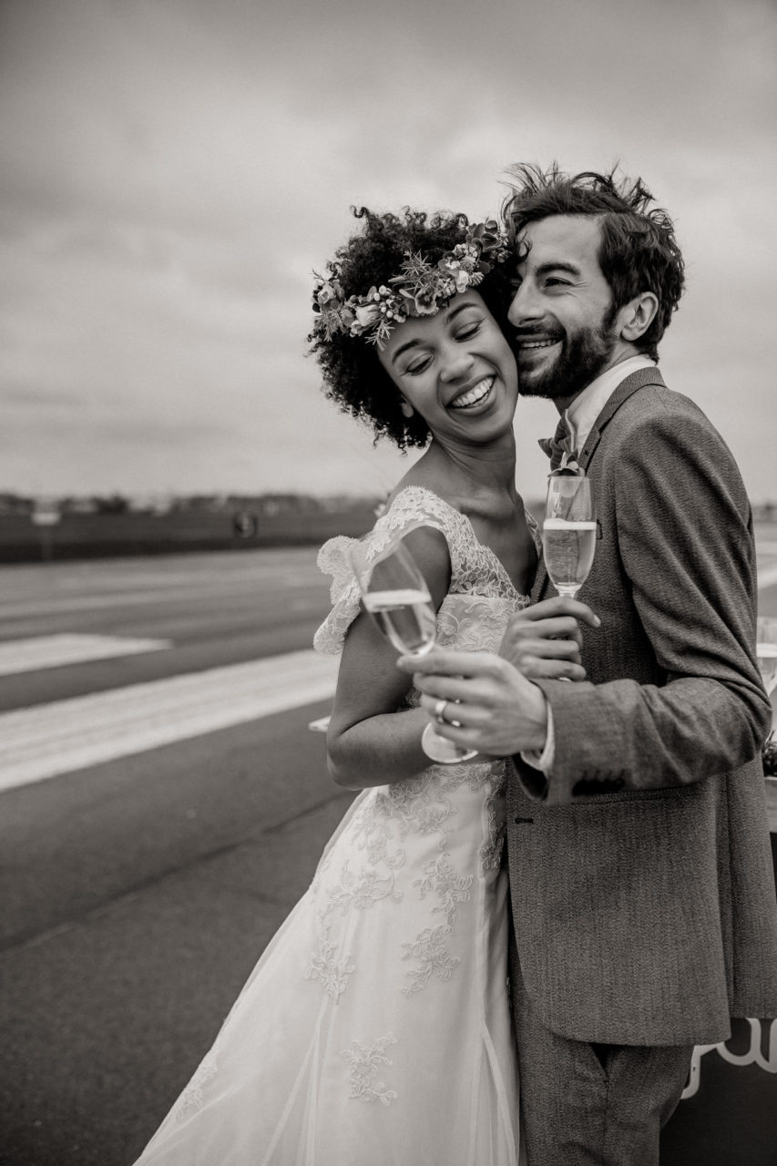 Hochzeitsfotograf Berlin-Heiraten alter Flughafen-Pilotenhochzeit-Brautjungfern Seidenkleid-Elfenkleid Brautkleid-my bro tie-Sektgar Bar