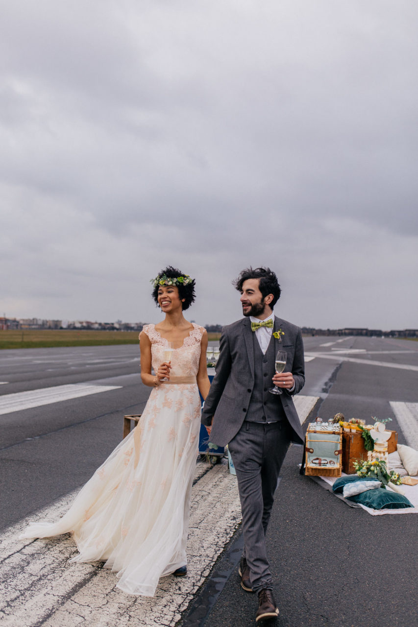 Hochzeitsfotograf Berlin-Heiraten alter Flughafen-Pilotenhochzeit-Brautjungfern Seidenkleid-Elfenkleid Brautkleid-my bro tie